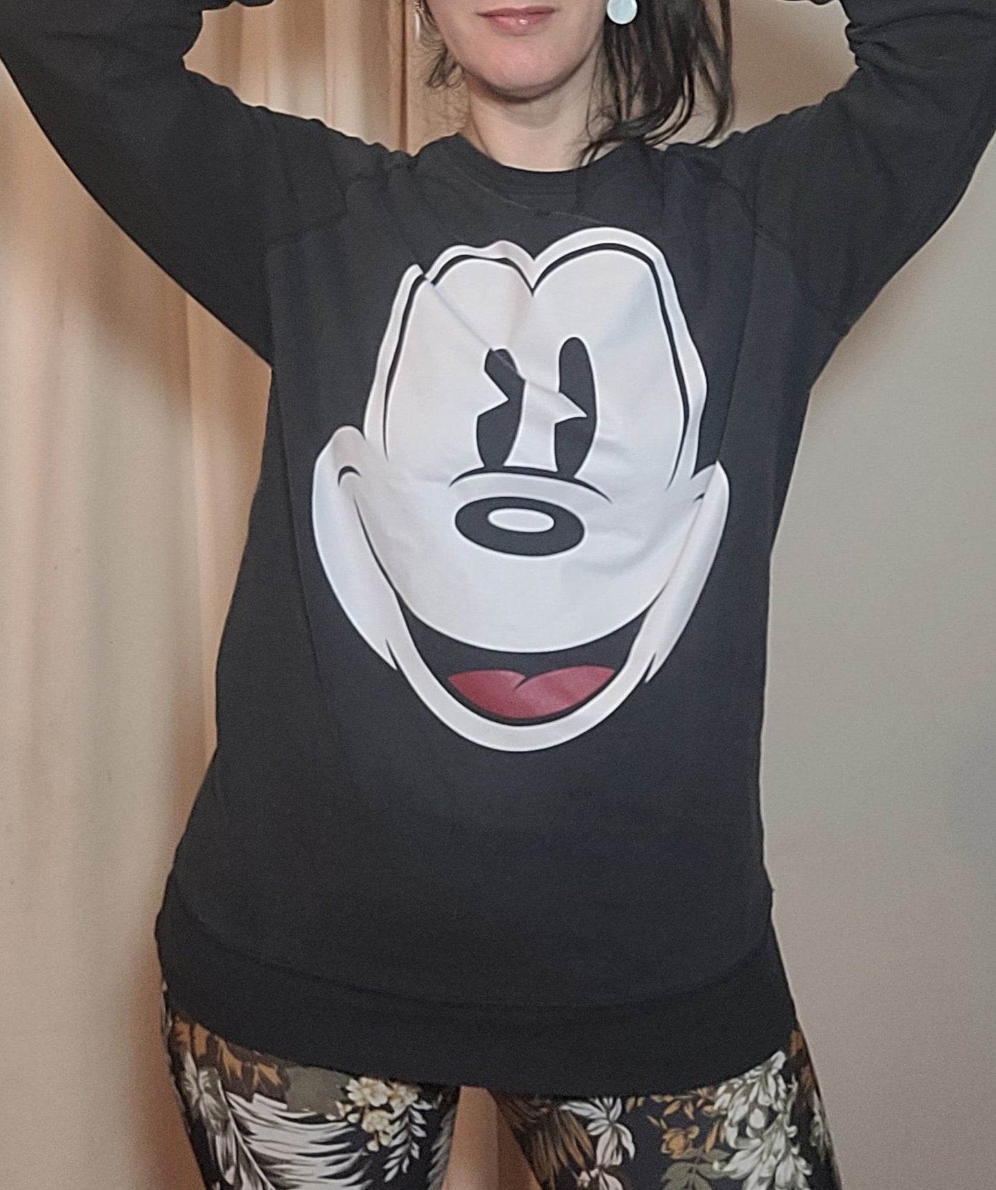 black preloved disney top crewneck size large for sale in Auckland