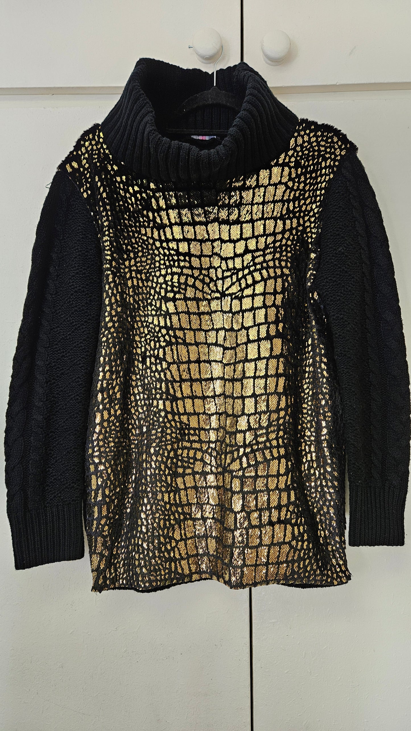 Adorable Black & Gold Soft Metallic turtle Sweater Preloved Top