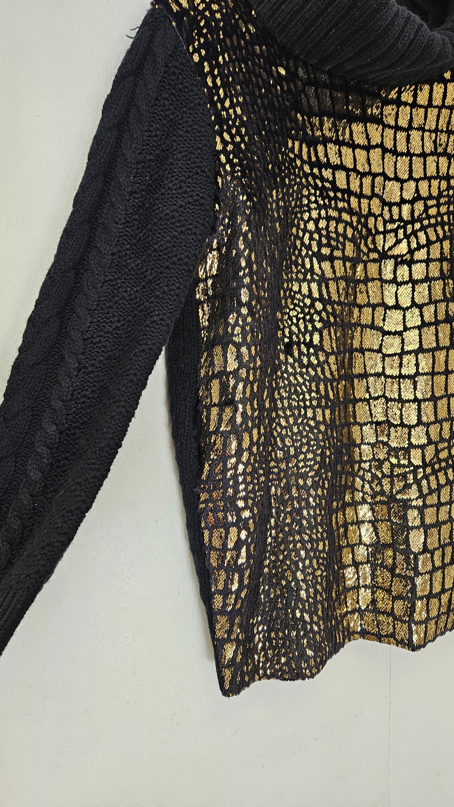 Adorable Black & Gold Soft Metallic turtle Sweater Preloved Top