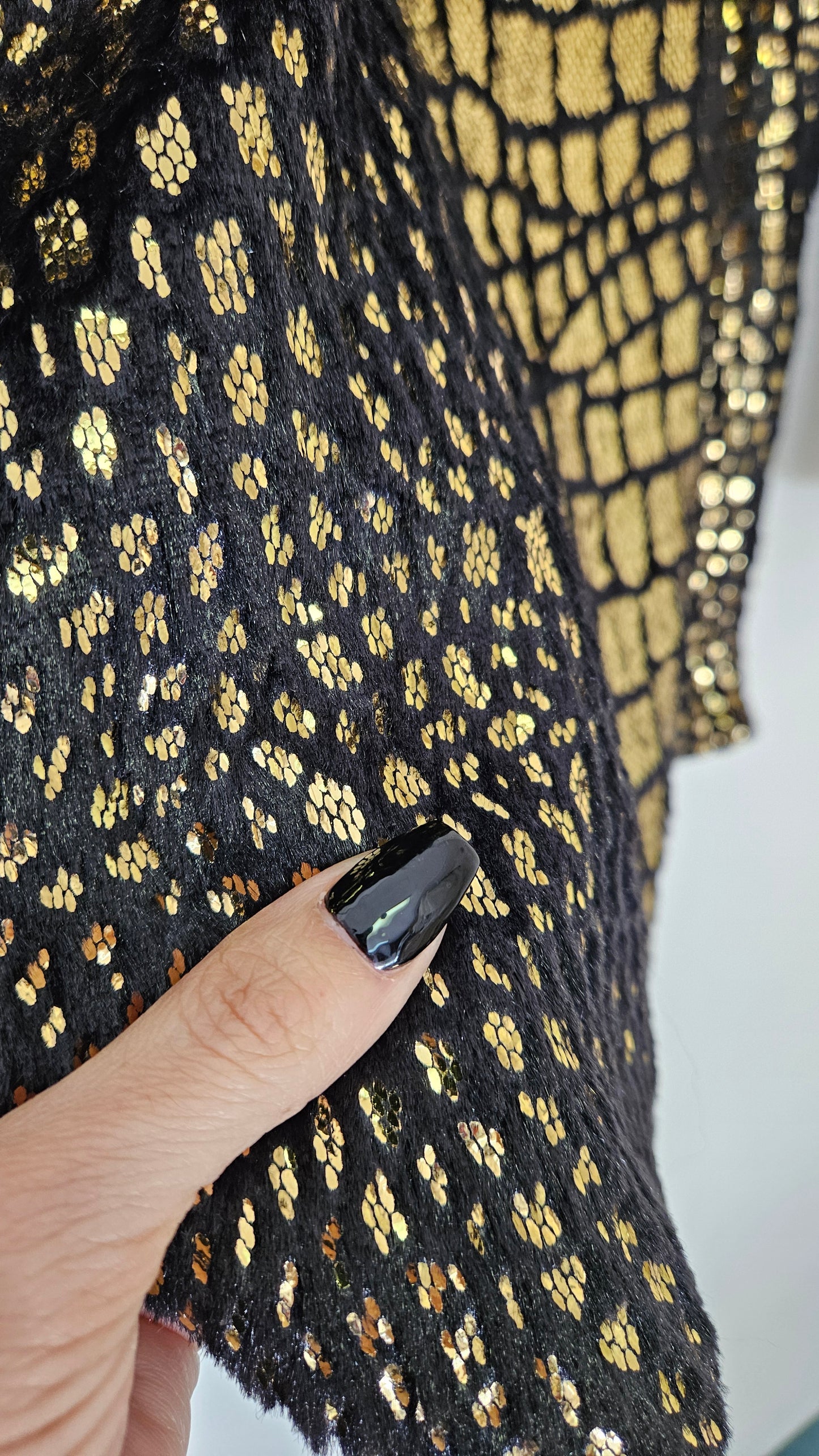 Adorable Black & Gold Soft Metallic turtle Sweater Preloved Top