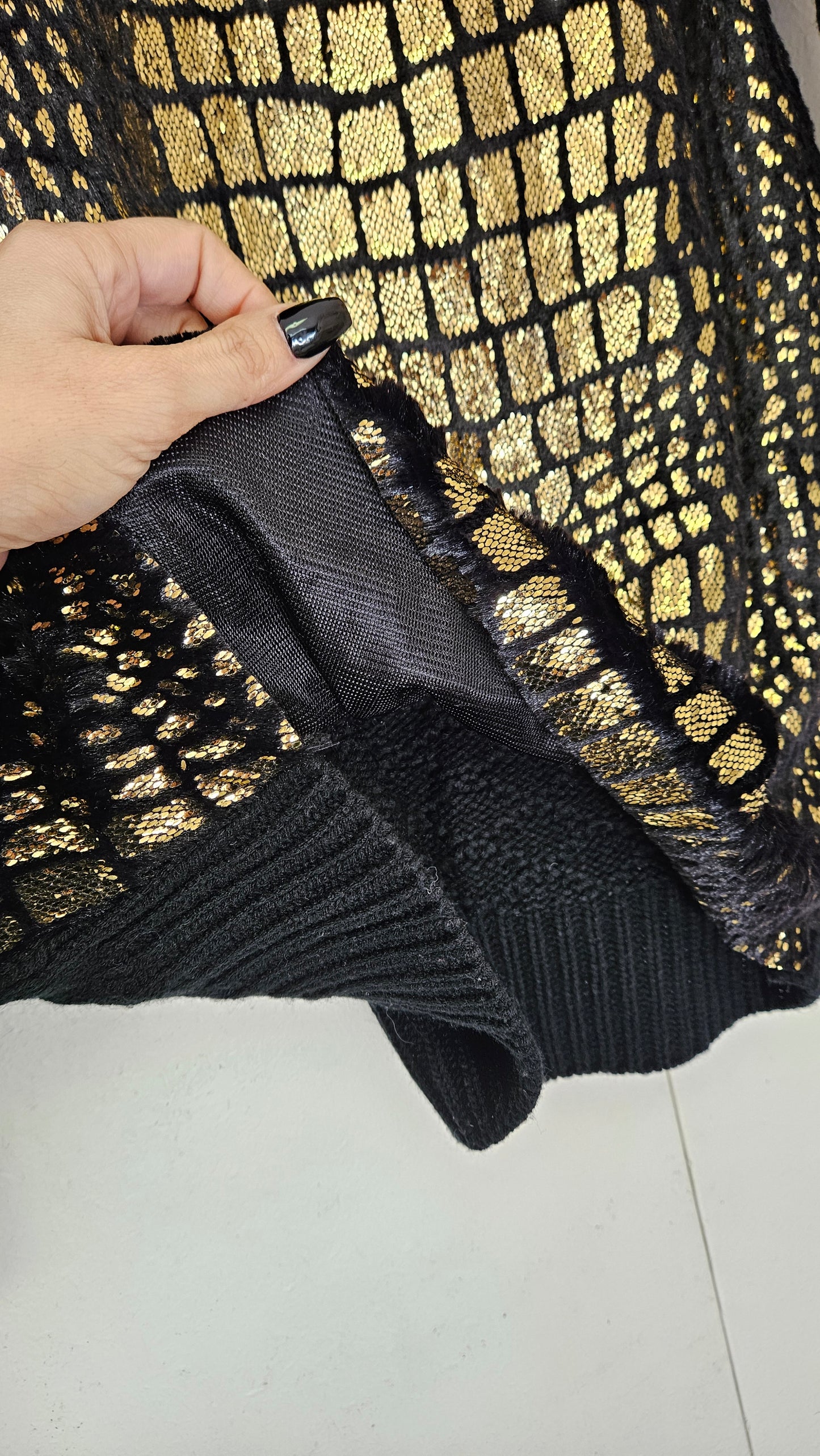 Adorable Black & Gold Soft Metallic turtle Sweater Preloved Top