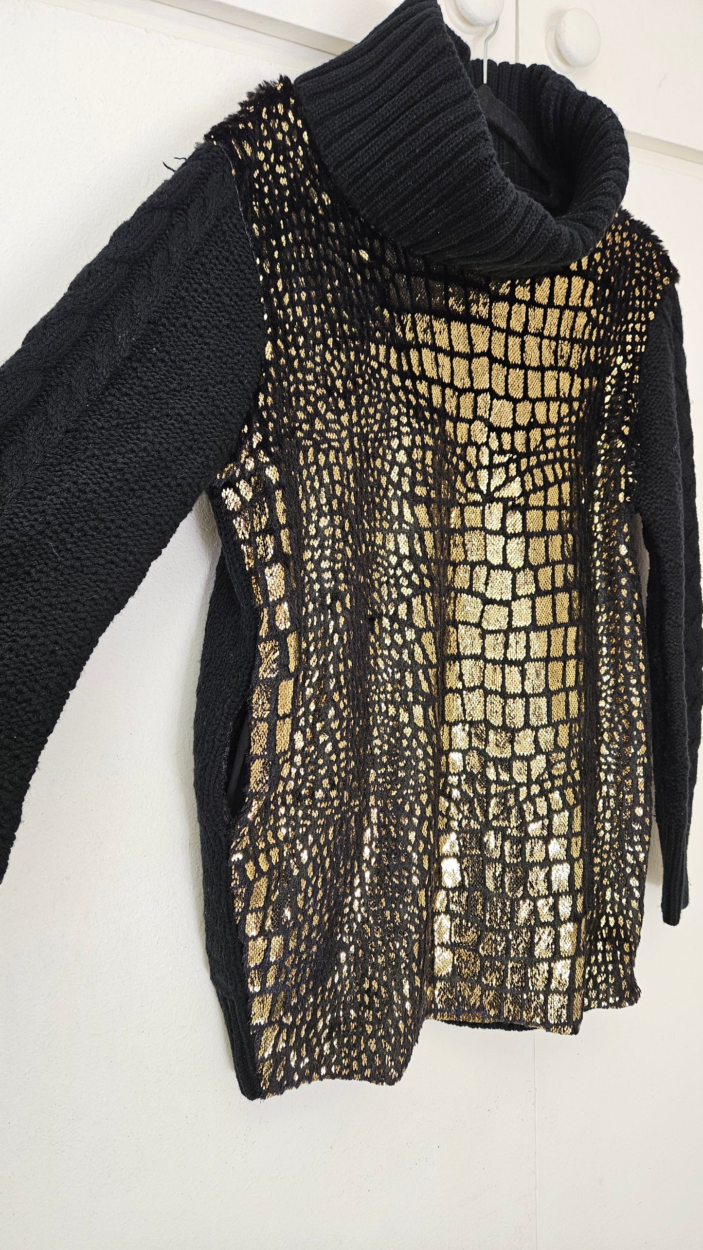 Adorable Black & Gold Soft Metallic turtle Sweater Preloved Top