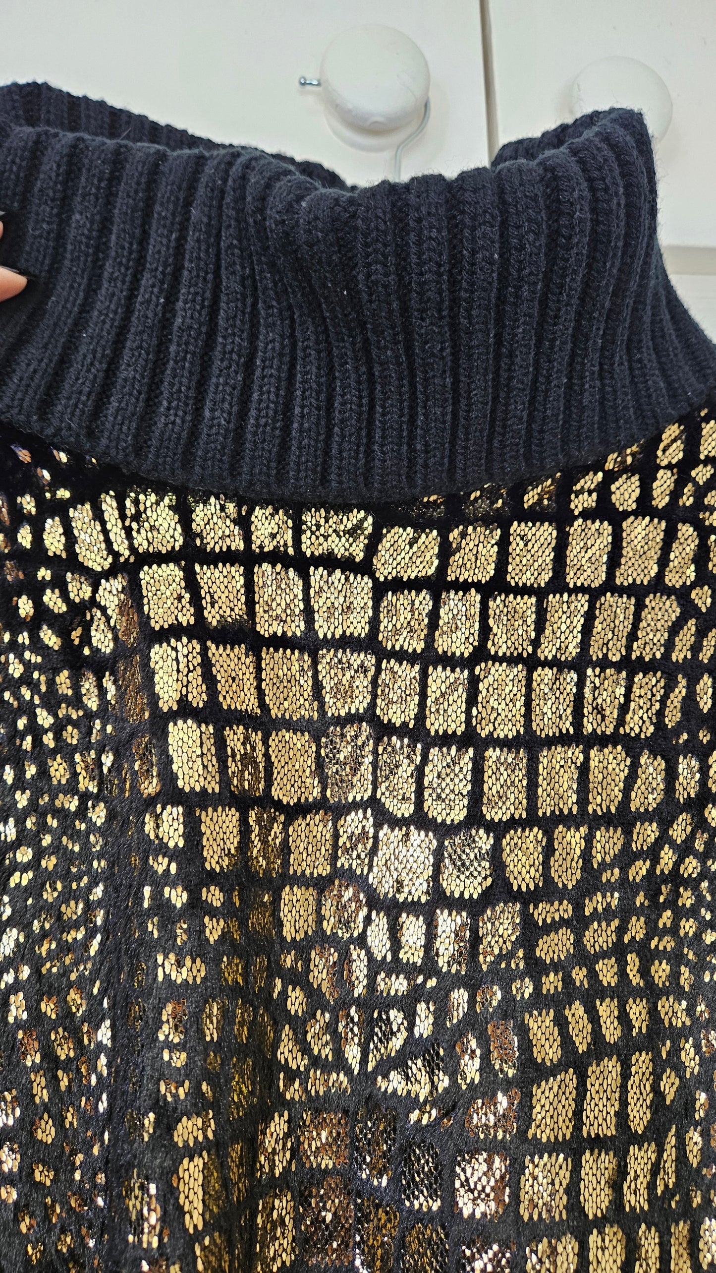 Adorable Black & Gold Soft Metallic turtle Sweater Preloved Top