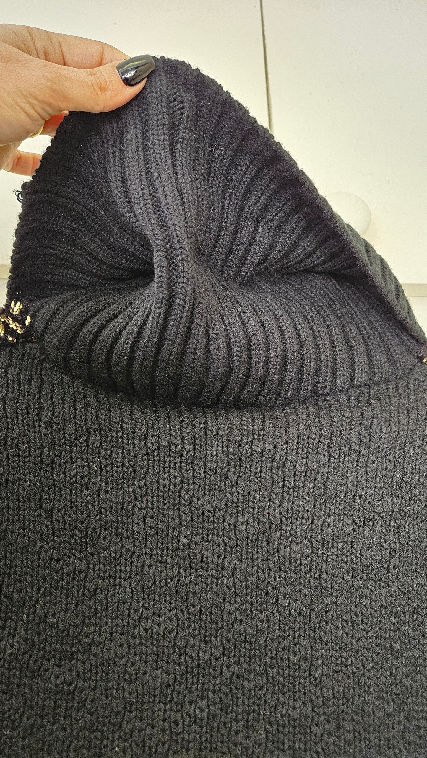 Adorable Black & Gold Soft Metallic turtle Sweater Preloved Top