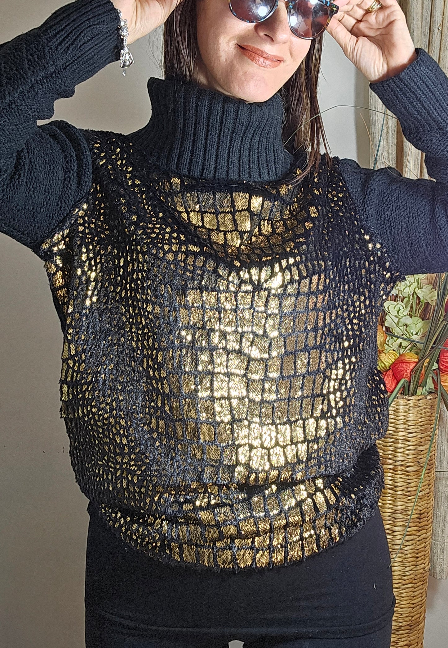 Adorable Black & Gold Soft Metallic turtle Sweater Preloved Top
