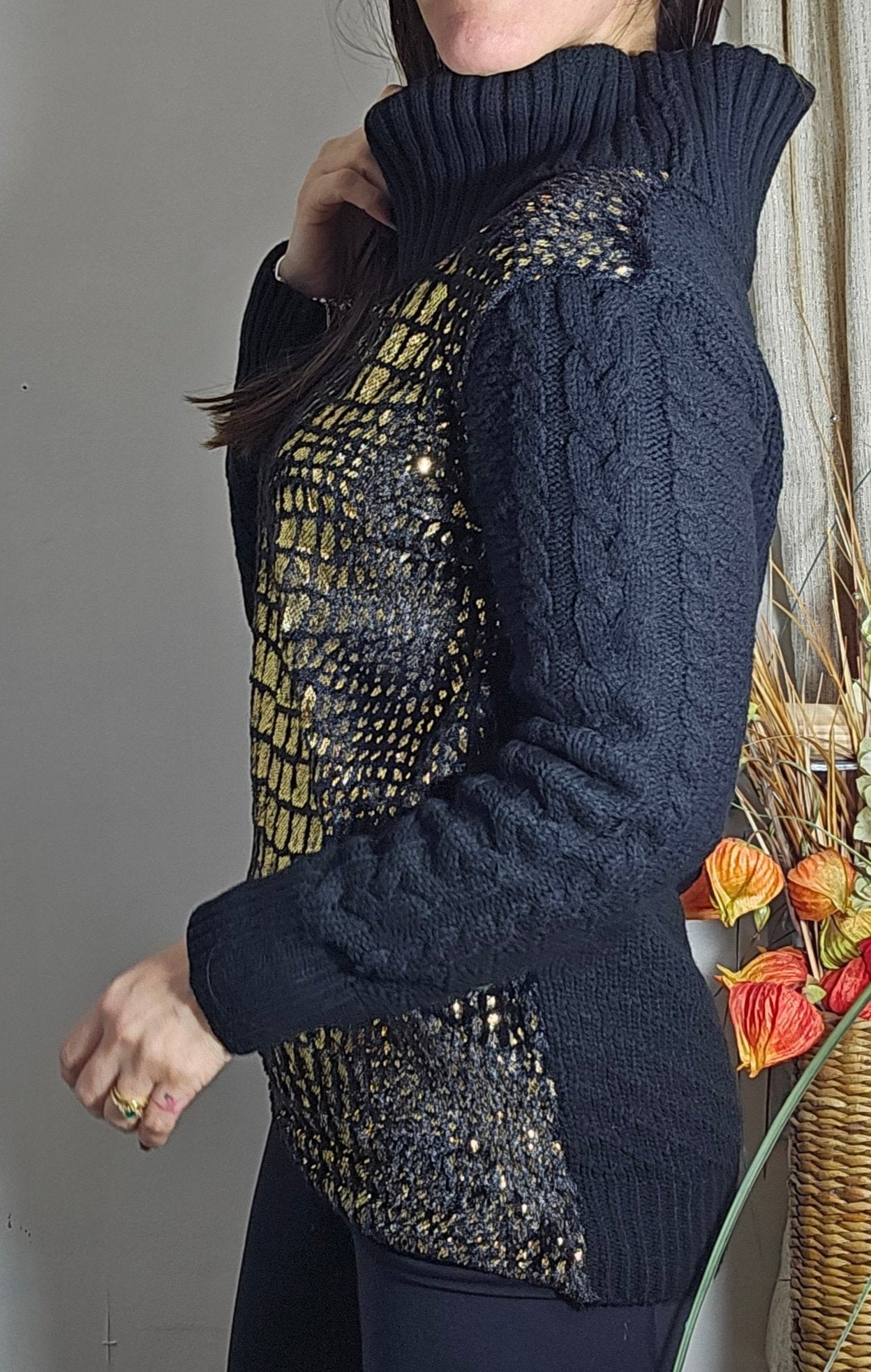 Adorable Black & Gold Soft Metallic turtle Sweater Preloved Top