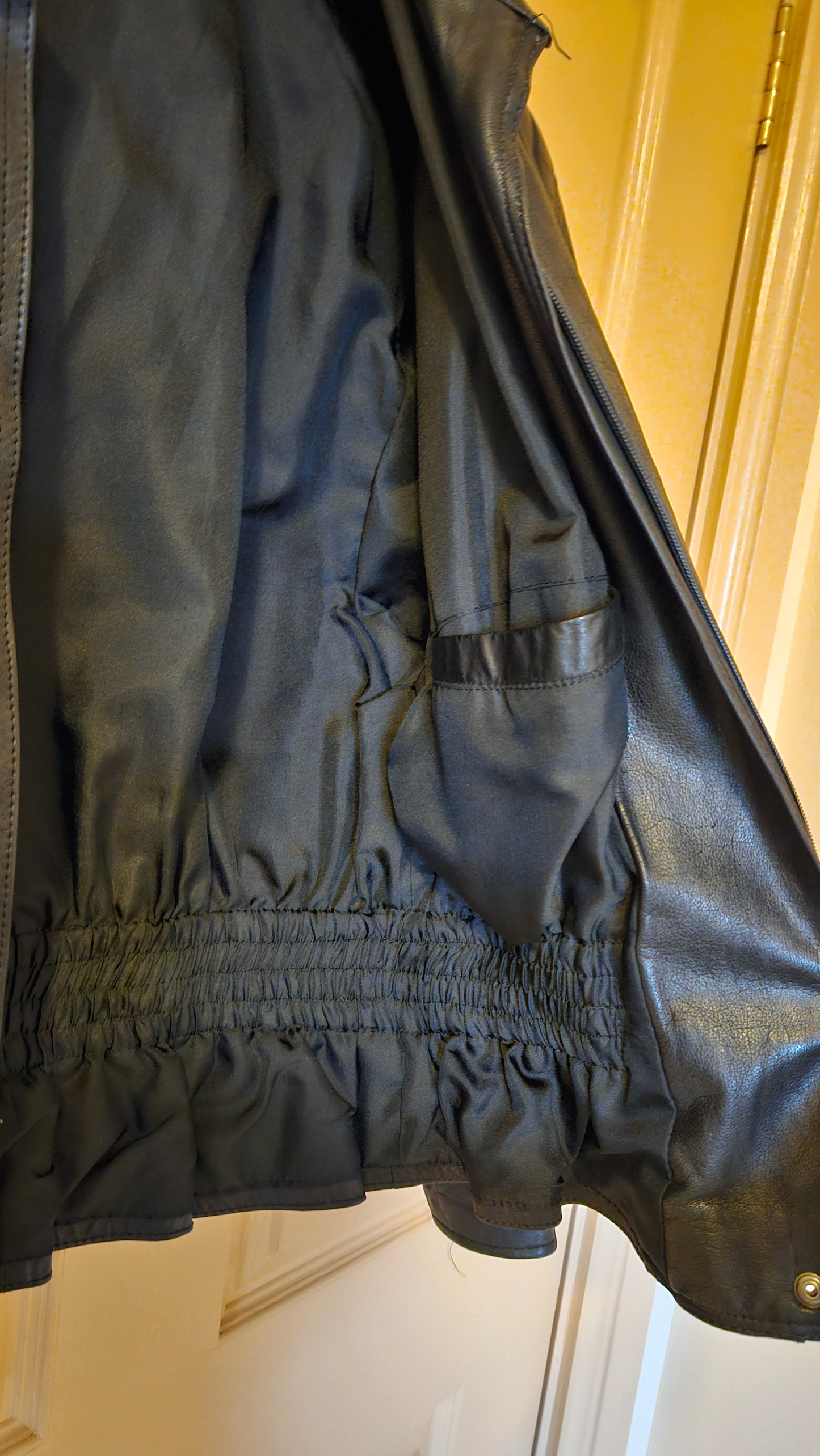 Vintage jacket. Black leather Jacket 80s cropped style