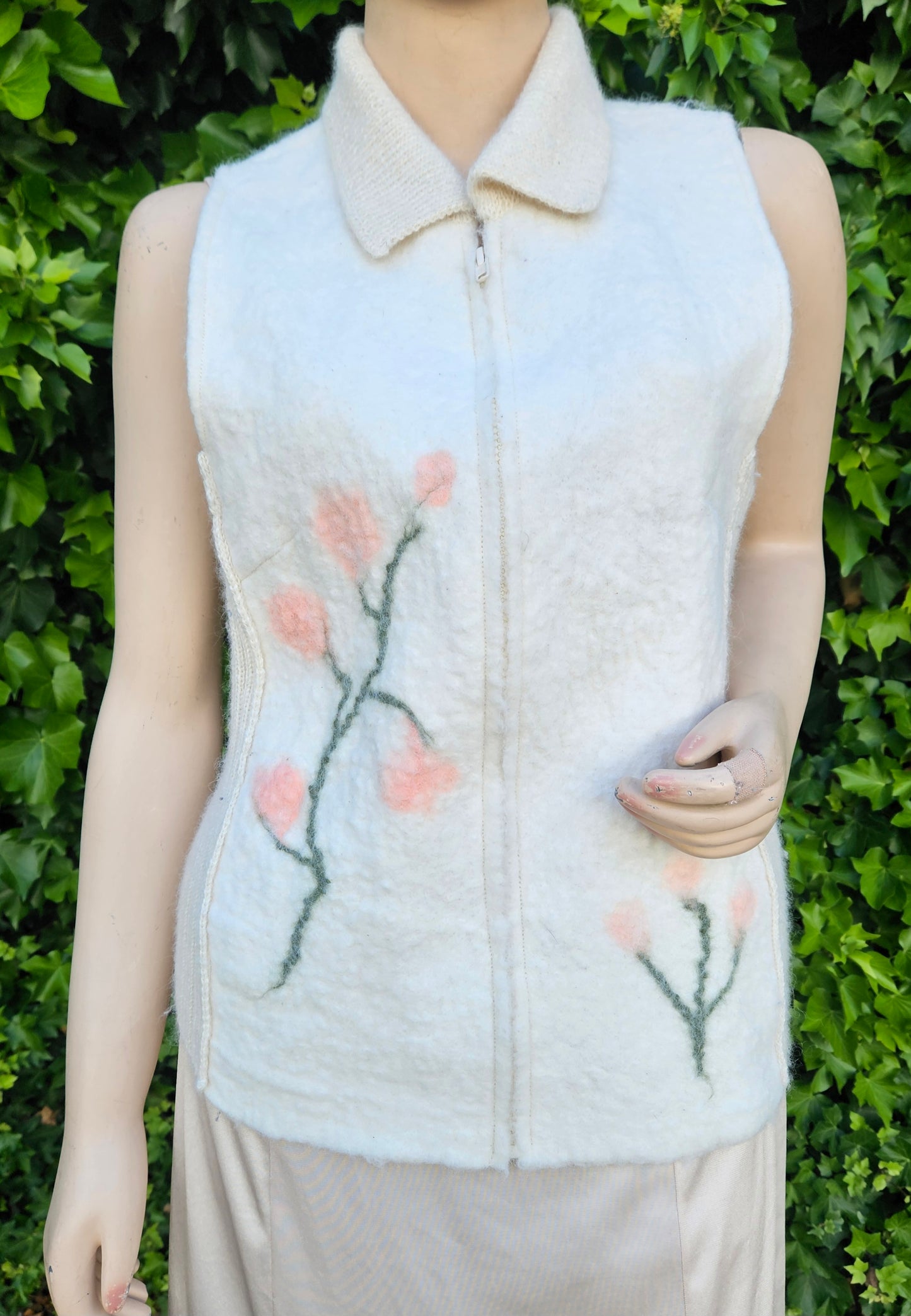 Vintage 1970s Sleeveless Cardigan
Boucle. Genuine Vintage Knitted Gilet / Waistcoat. Vintage Vest