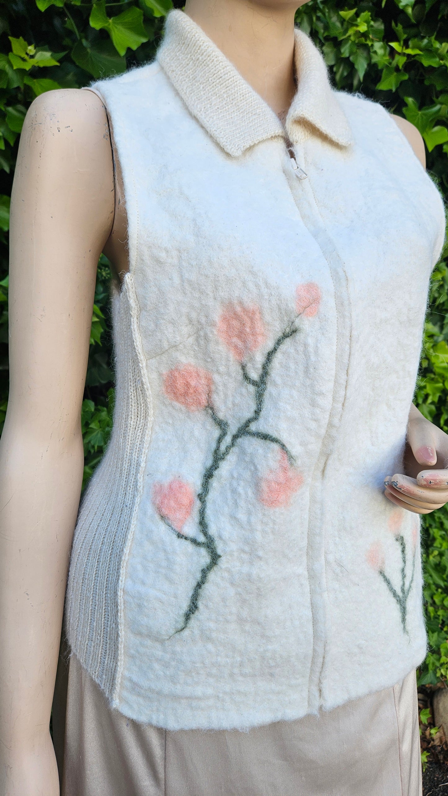 Vintage 1970s Sleeveless Cardigan
Boucle. Genuine Vintage Knitted Gilet / Waistcoat. Vintage Vest
