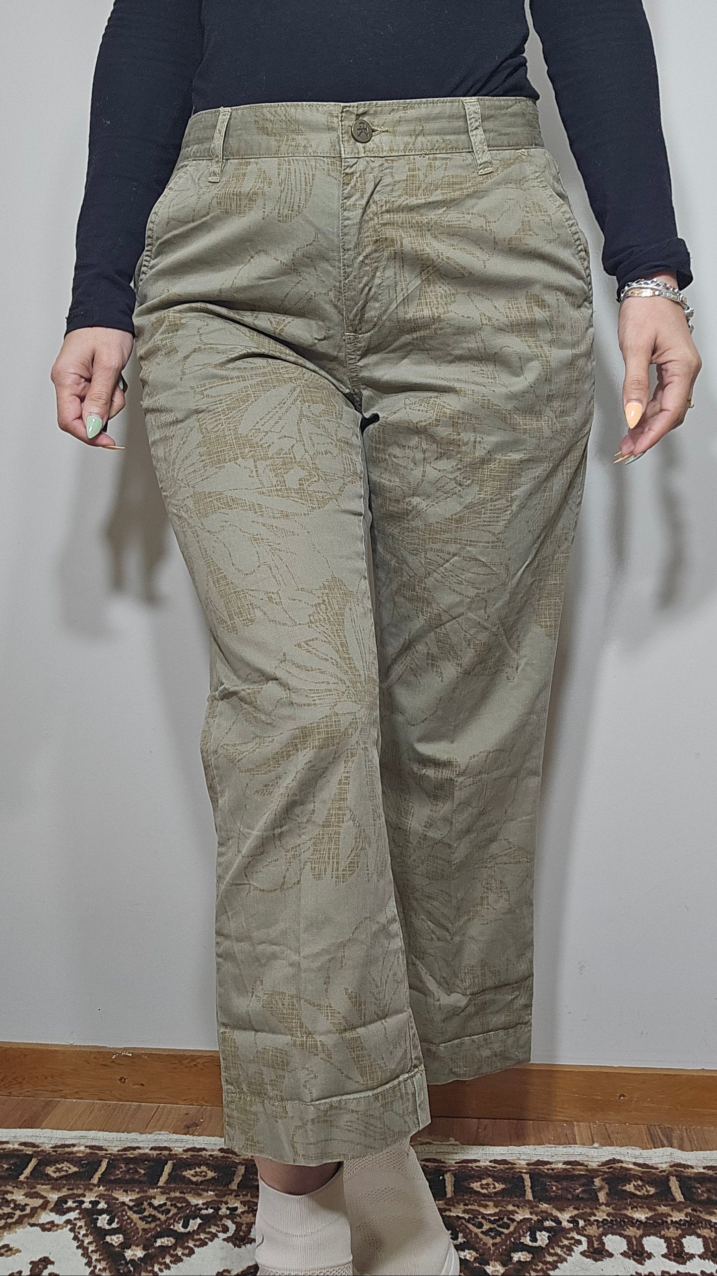 Calvin Klein Womens Pants. Beige Floral Cotton Cropped Boho trousers in preloved condition- second hand pants