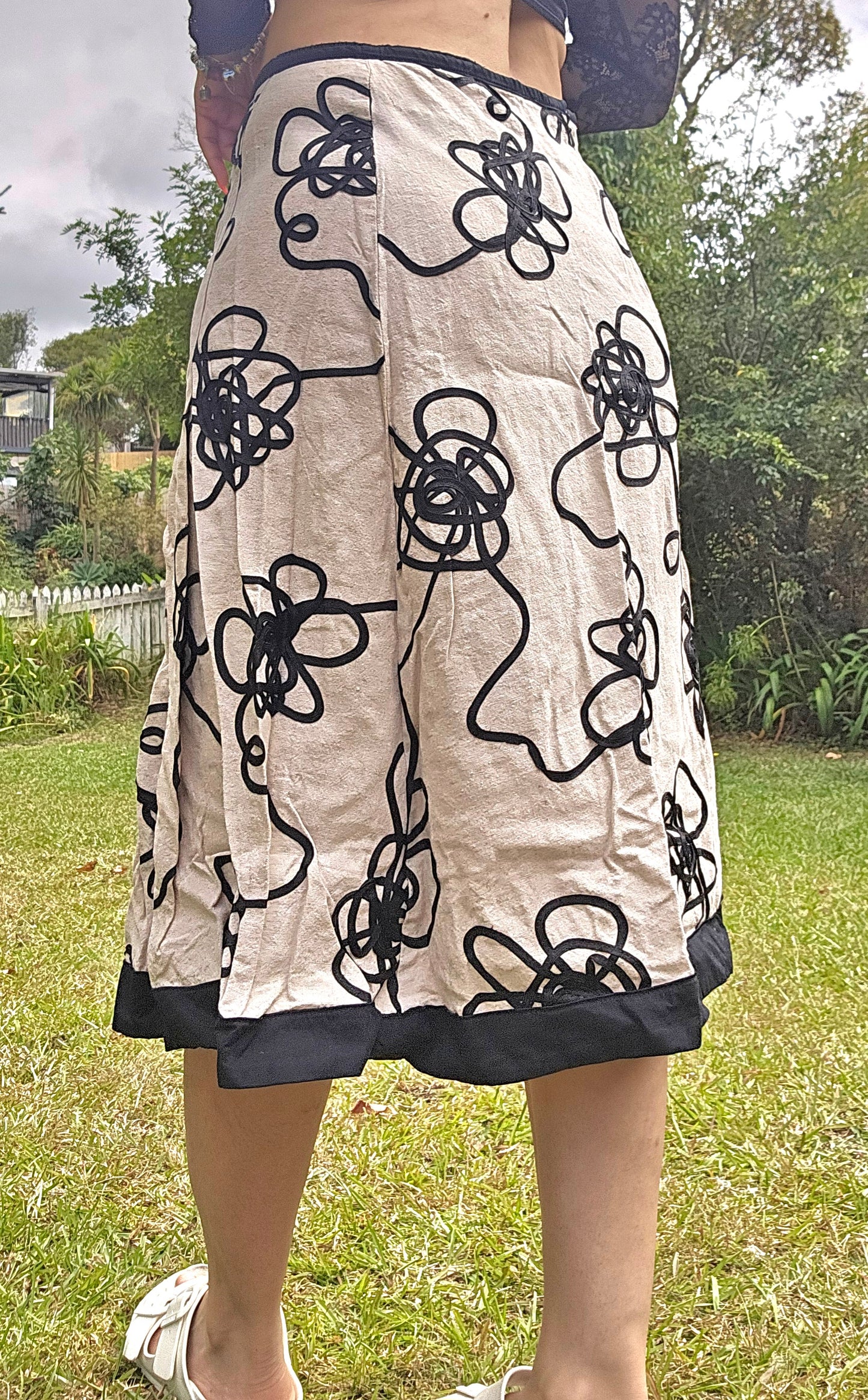 100% linen Skirt. Vamp Skirt made in New Zealand Size 16.