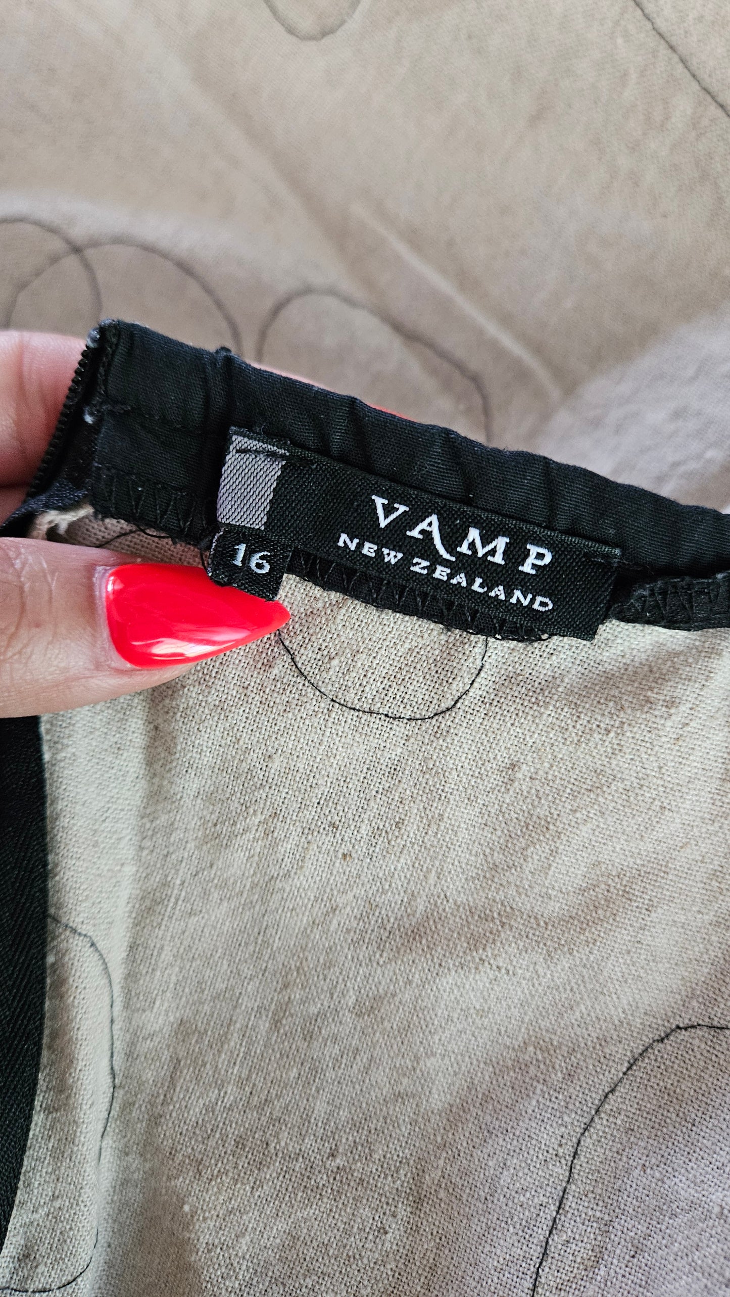100% linen Skirt. Vamp Skirt made in New Zealand Size 16.