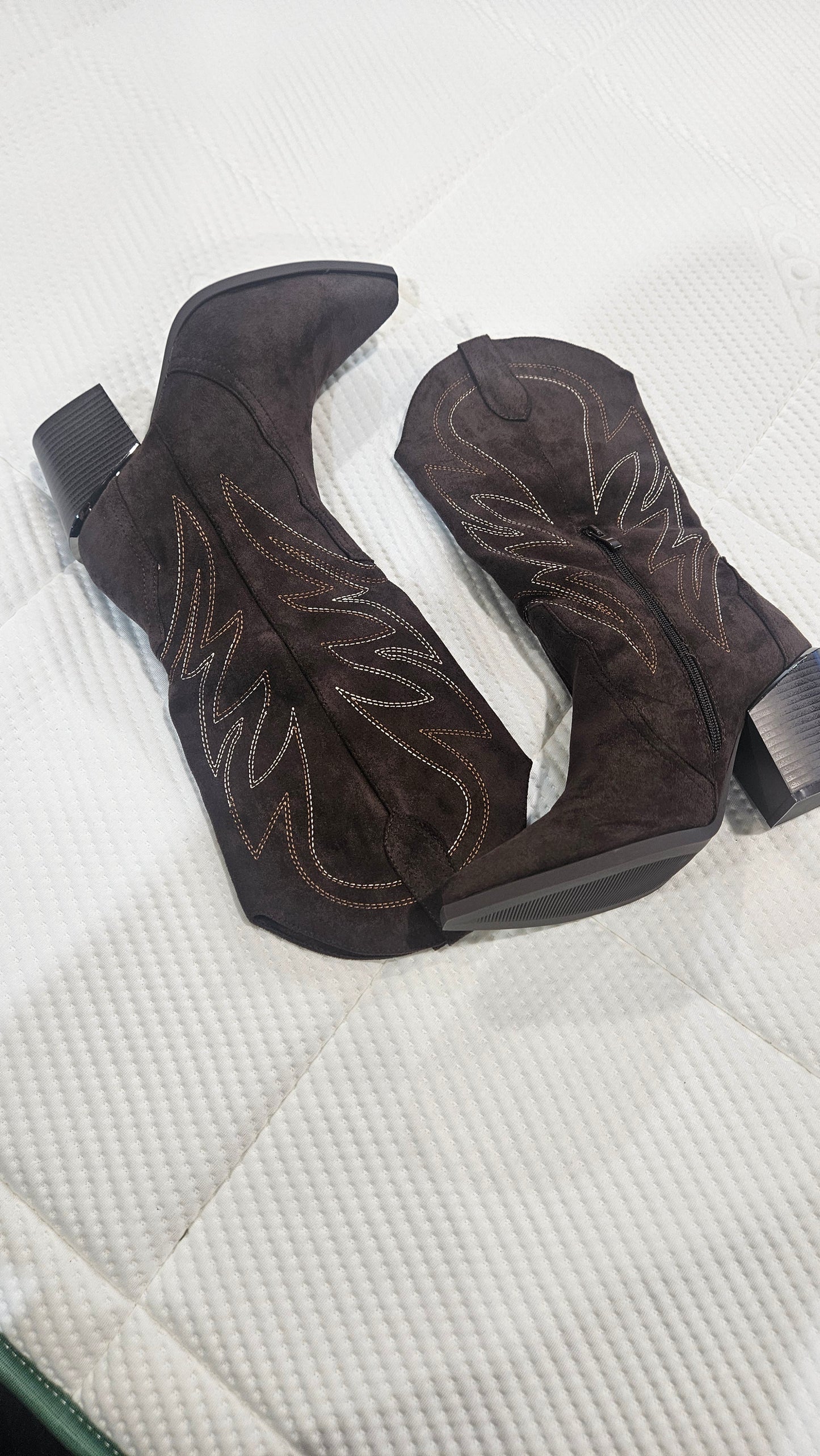 Cowboy Boots - Size 41 Western Rodeo boots with Metal detail