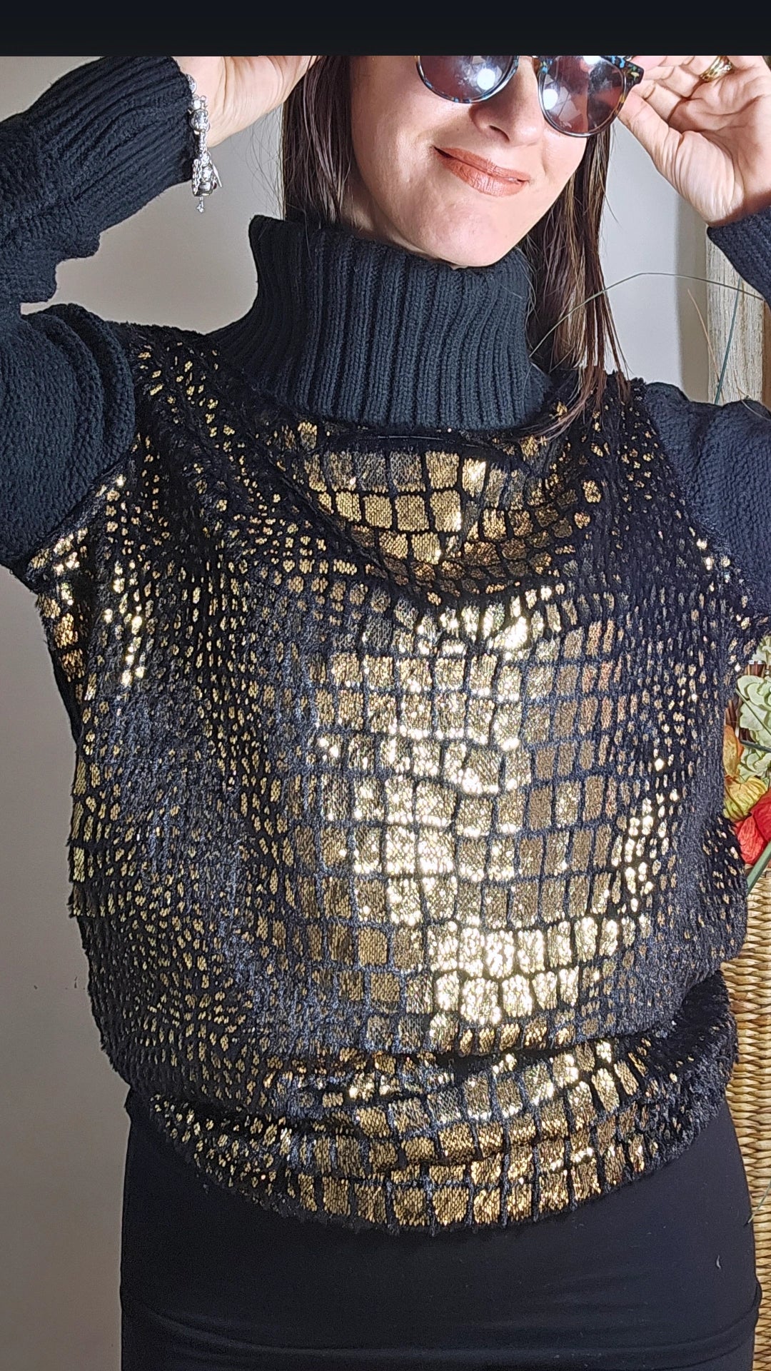Adorable Black & Gold Soft Metallic turtle Sweater Preloved Top
