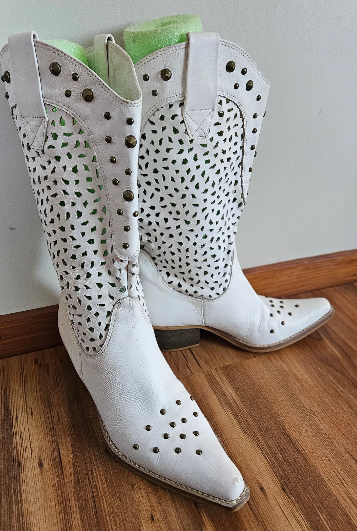 White cowboy boots size 8.5 in good preloved condition for sale in Auckland or purchasing online