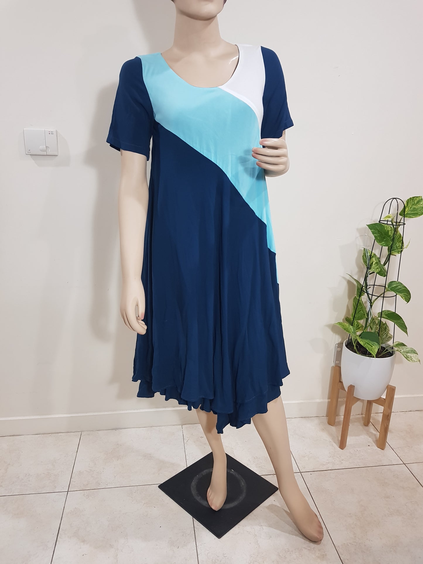 Gorgeous Asymmetrical midi Dress Preloved dress