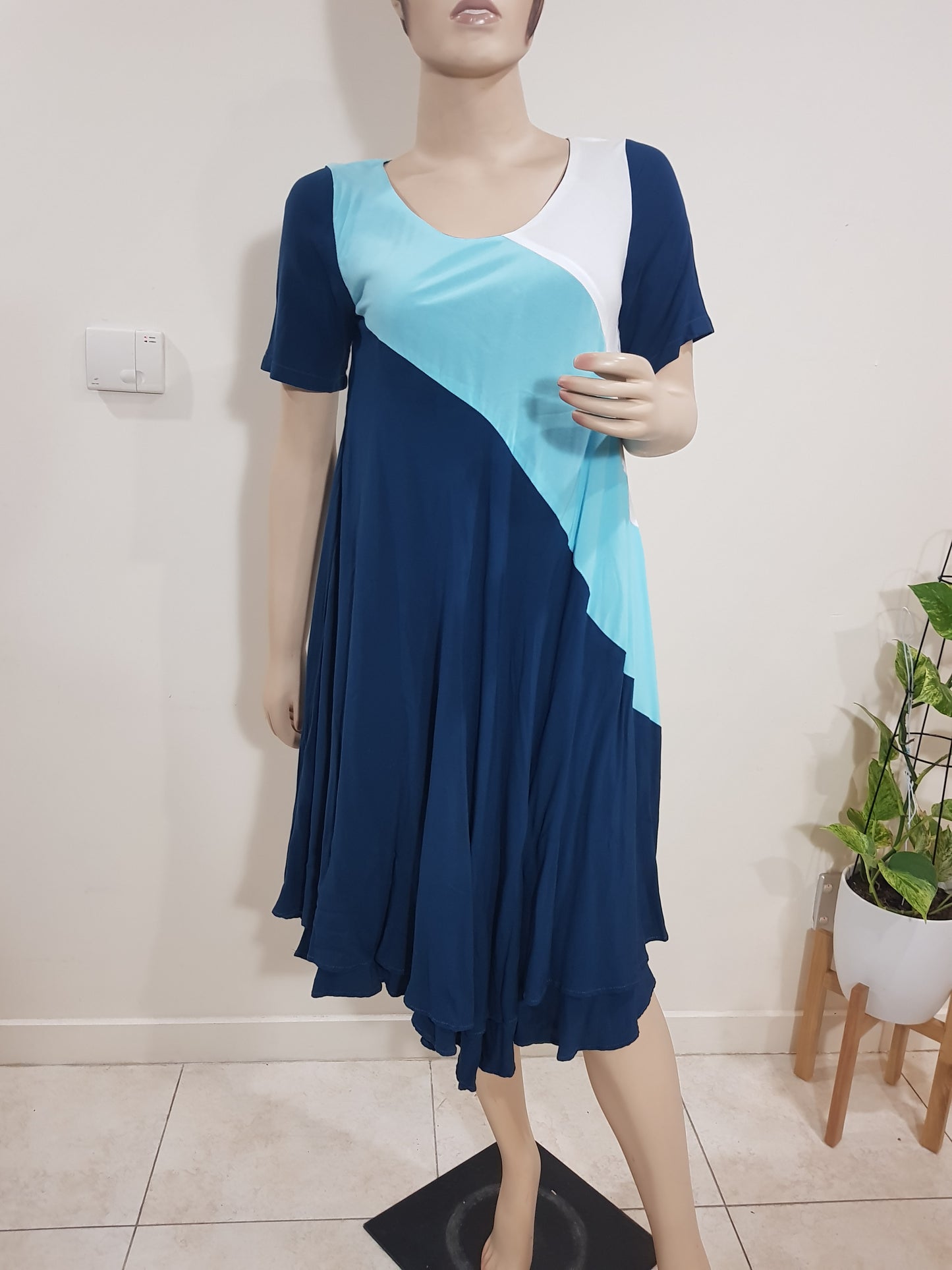 Gorgeous Asymmetrical midi Dress Preloved dress