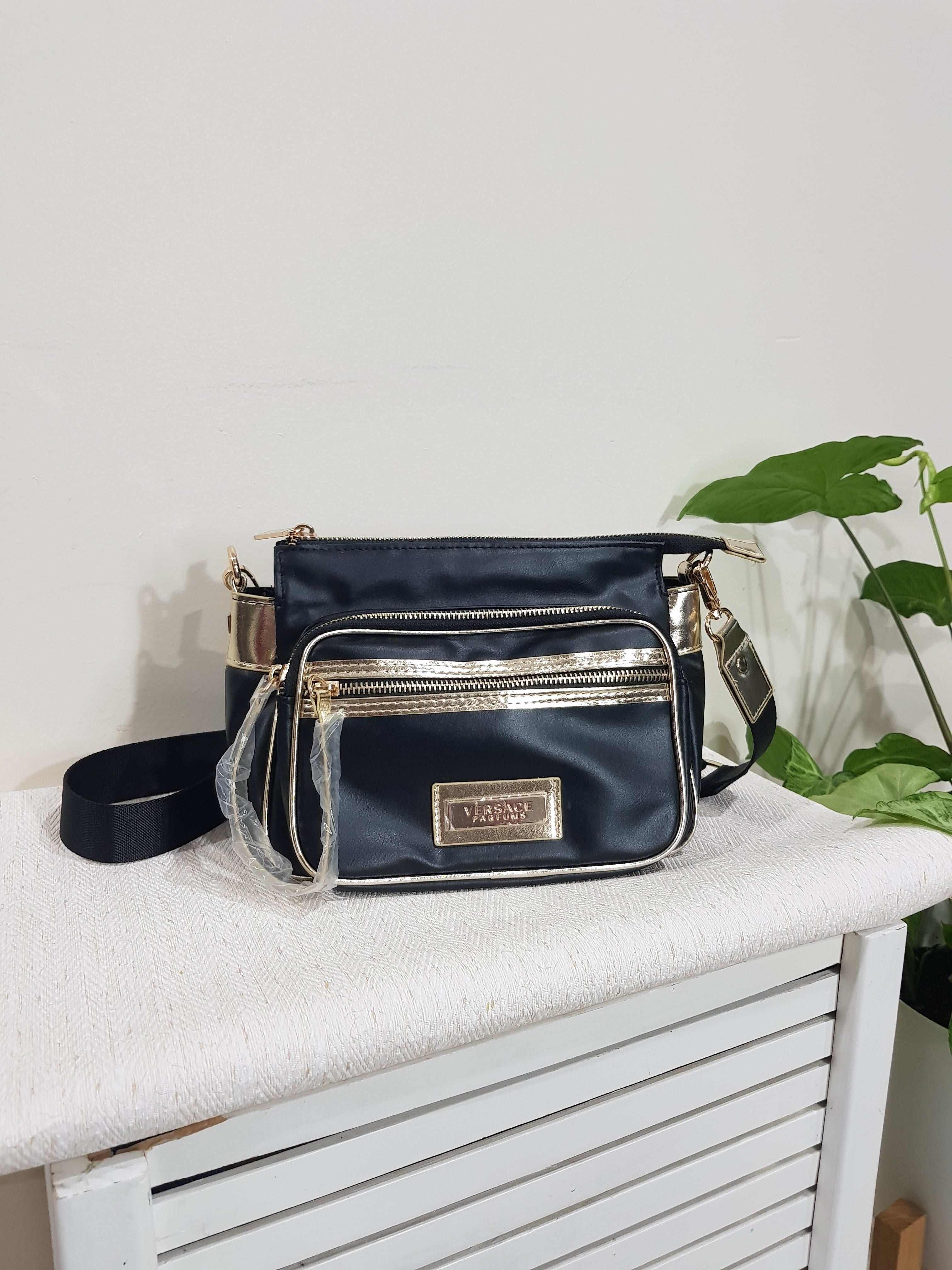 lovely black and gold Shoulder bag paothriftnz