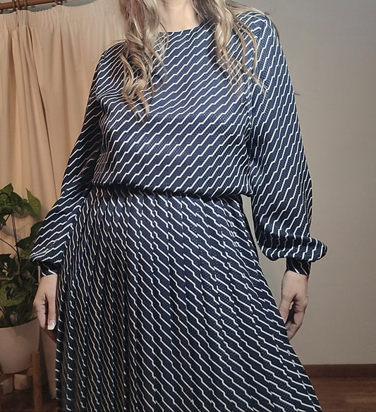 navy pleated preloved dress with a belt, featuring a whale pattern. in good preloved condition. in auckland