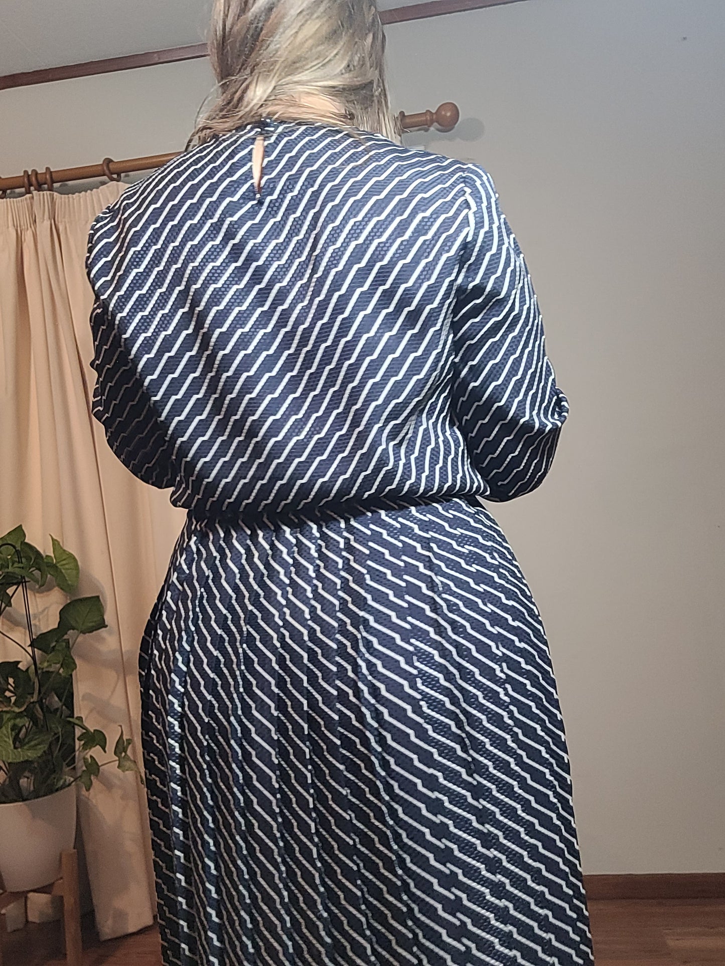 Lovely Vintage Pleated Dress Size 12.