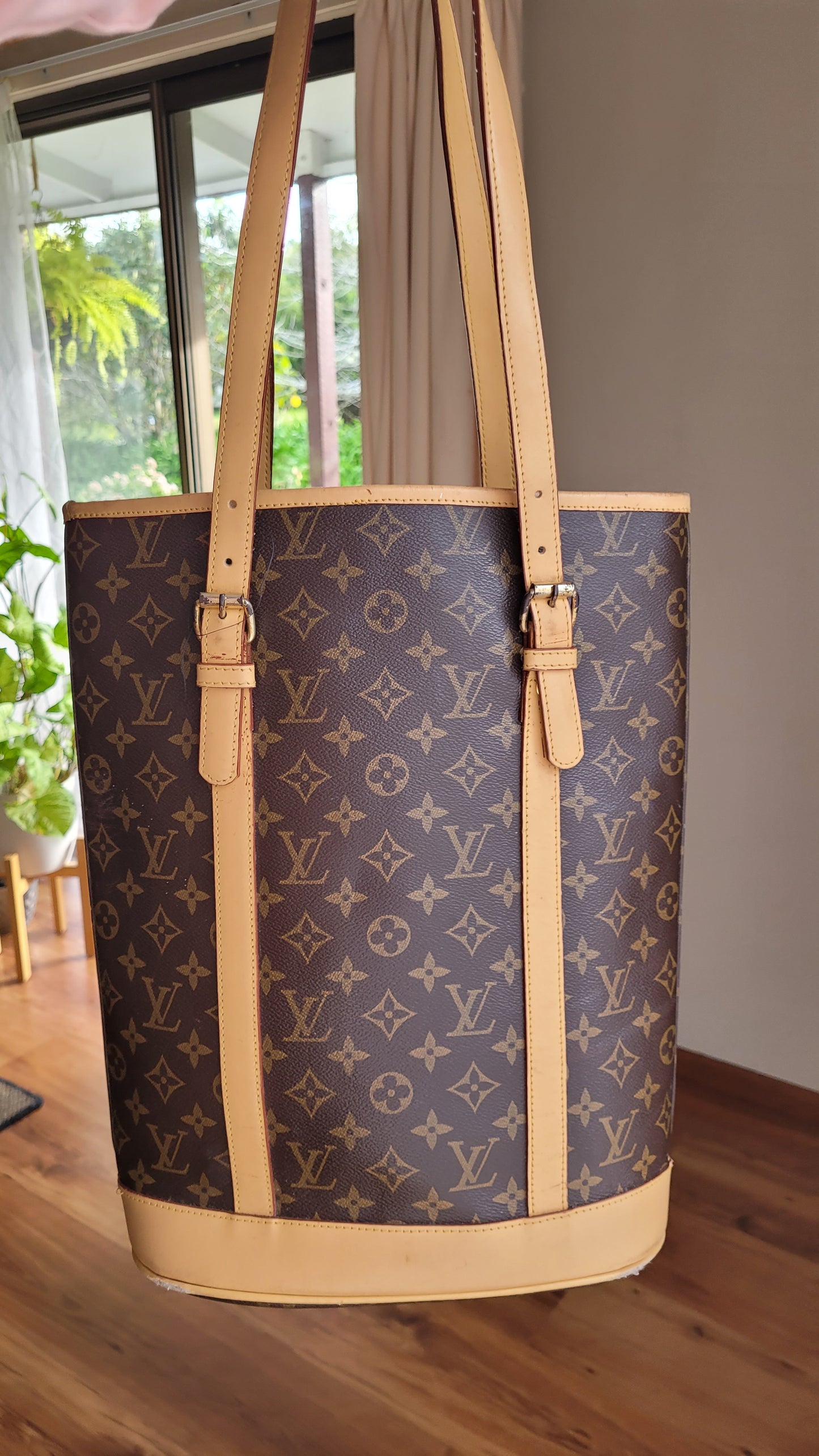 Elegant Vintage Shoulder Bag: Louis Vuitton-Inspired