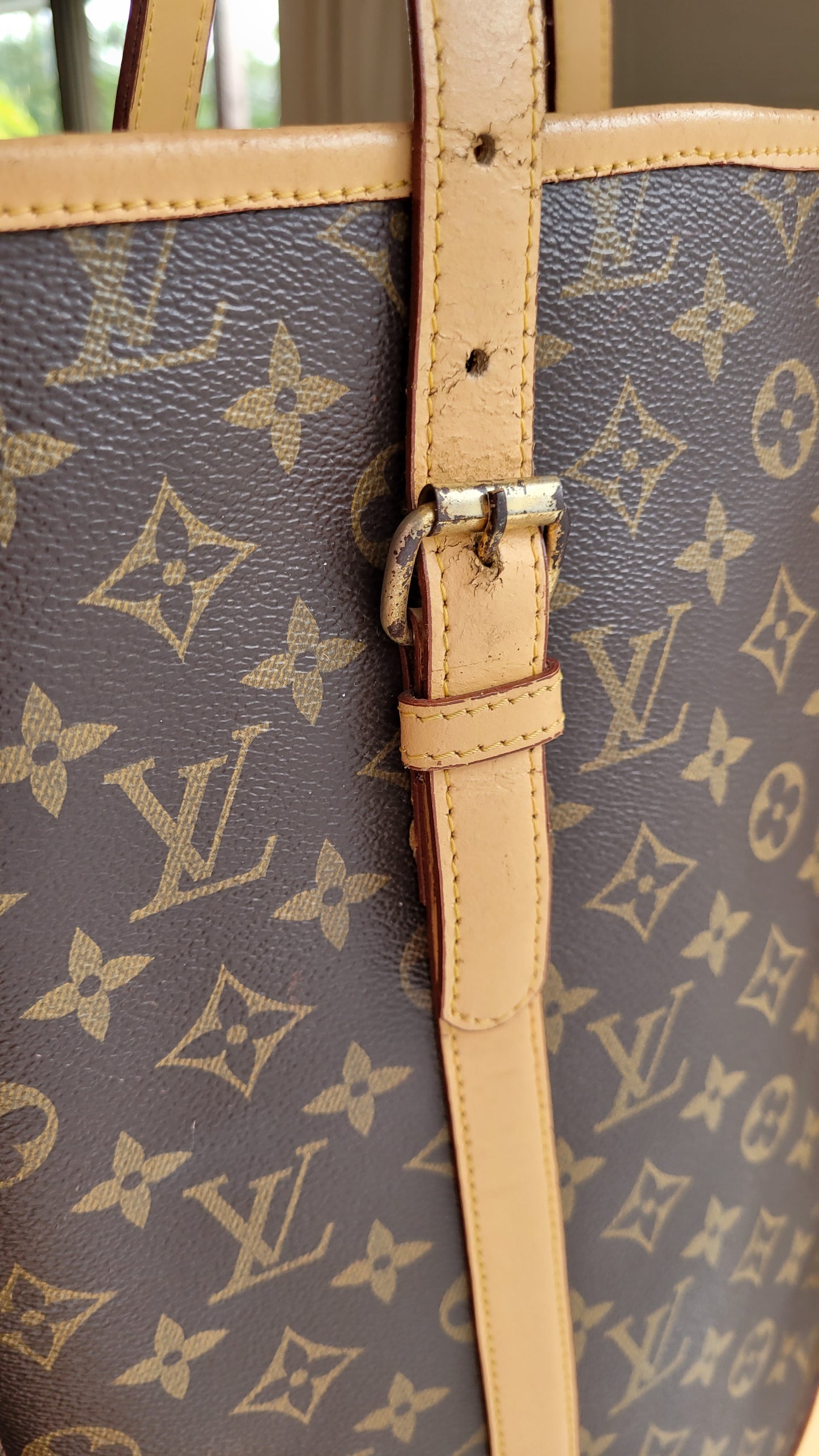 Elegant Vintage Shoulder Bag: Louis Vuitton-Inspired