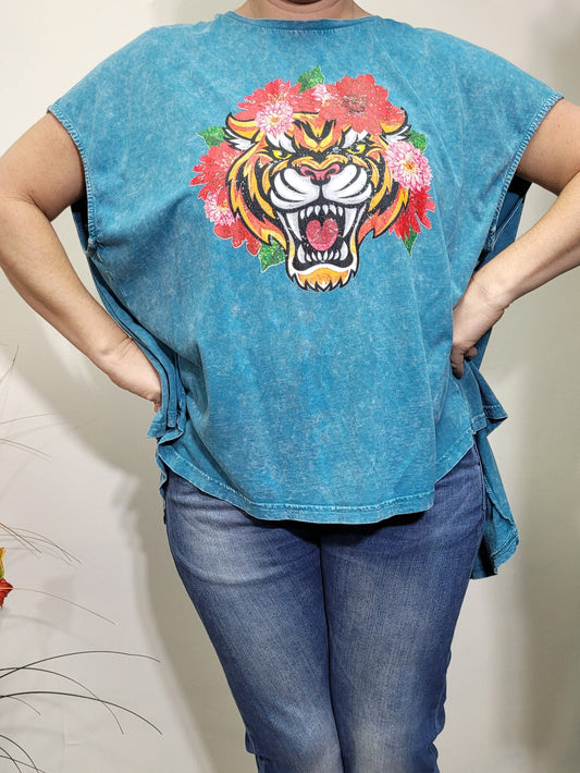 Tigger Beach Bliss: Turquoise Plus-Size Top - Second Hand Store Find. Tigger Painted Design Top - One Size Fits All