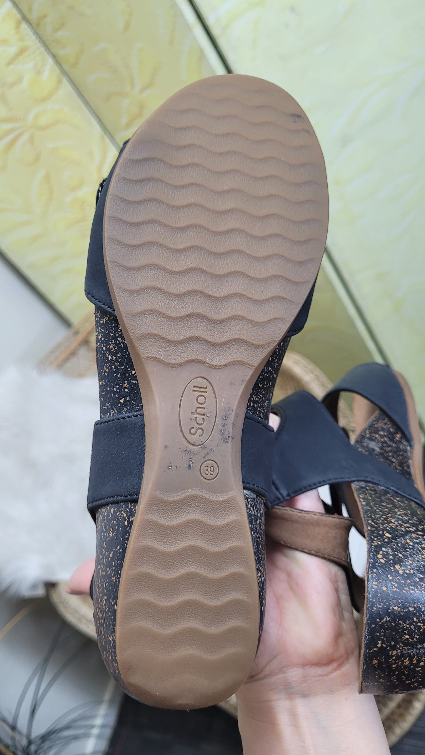 Timeless Comfort: Black Leather Dr. Scholl's Sandals - Preloved