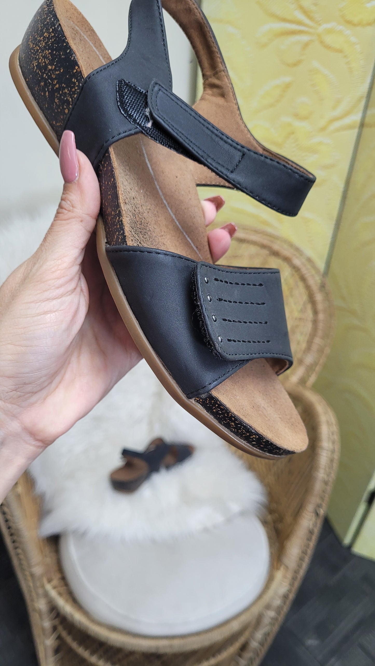 Timeless Comfort: Black Leather Dr. Scholl's Sandals - Preloved