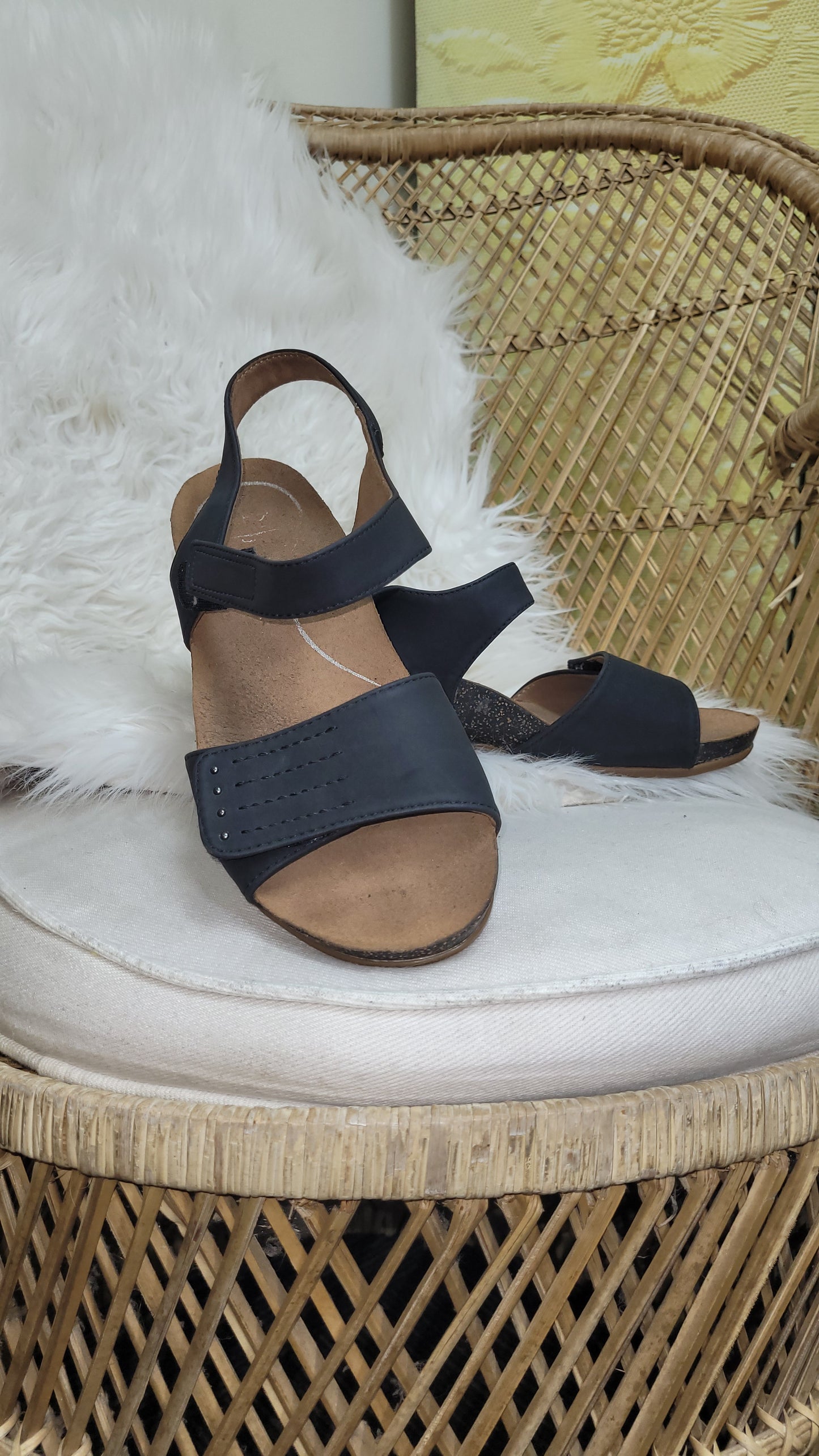 Timeless Comfort: Black Leather Dr. Scholl's Sandals - Preloved