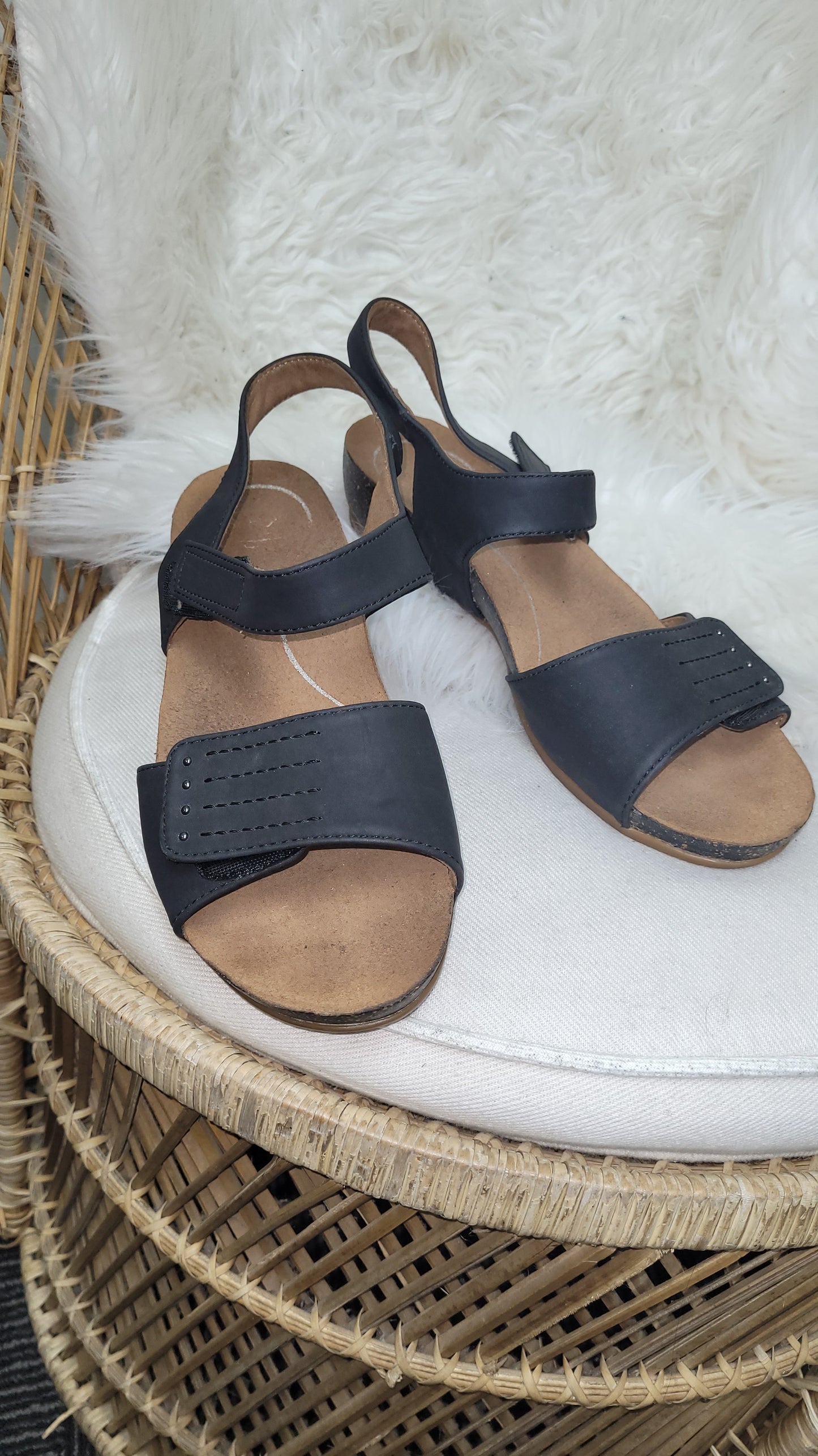 Timeless Comfort: Black Leather Dr. Scholl's Sandals - Preloved