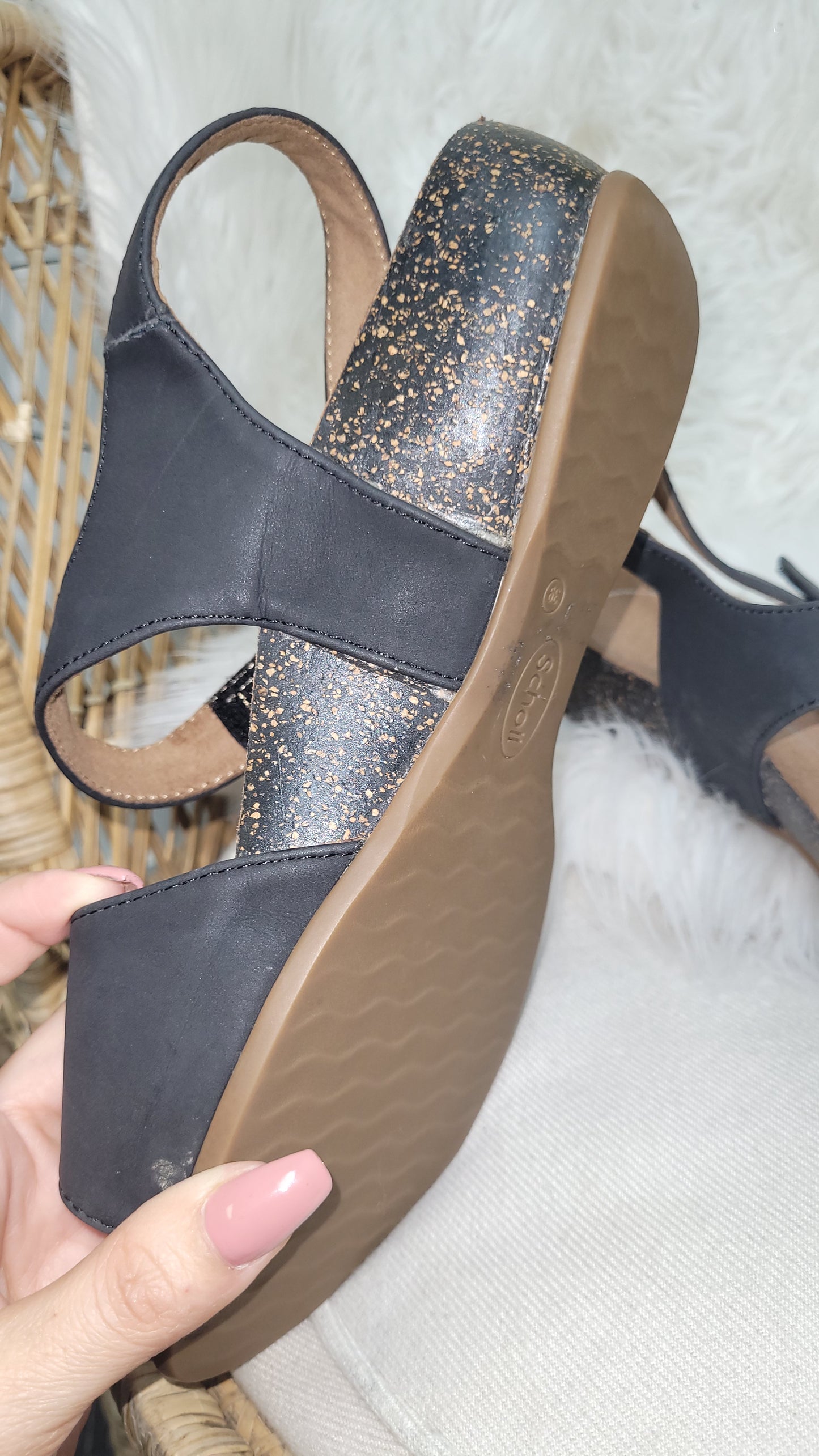 Timeless Comfort: Black Leather Dr. Scholl's Sandals - Preloved