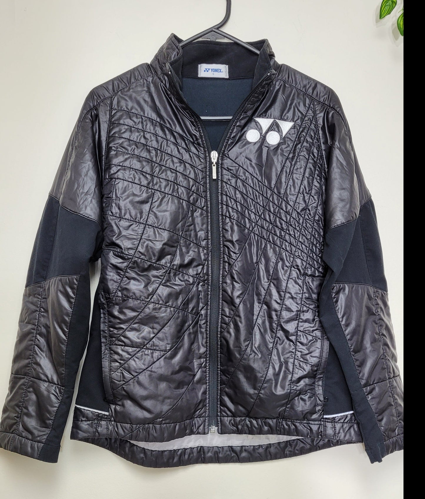 Stay Stylish and Comfortable with this Yonex Black Jacket! Size small