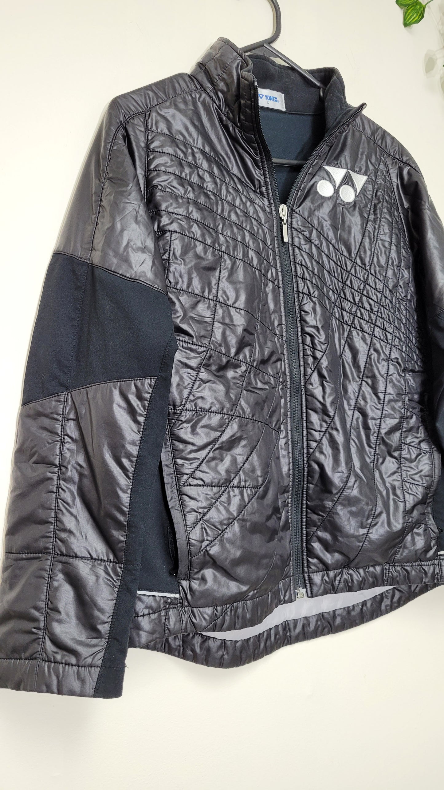 Stay Stylish and Comfortable with this Yonex Black Jacket! Size small