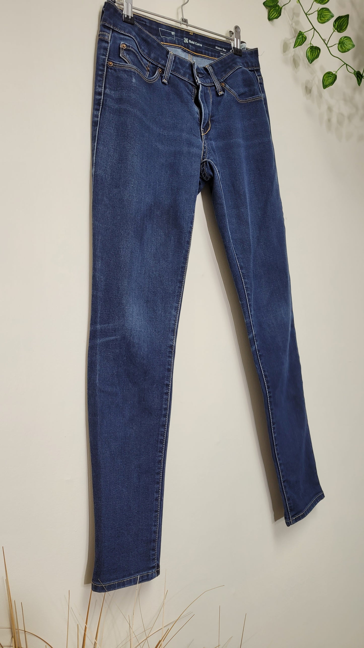 Stylish Levi's Skinny Jeans - Size 26