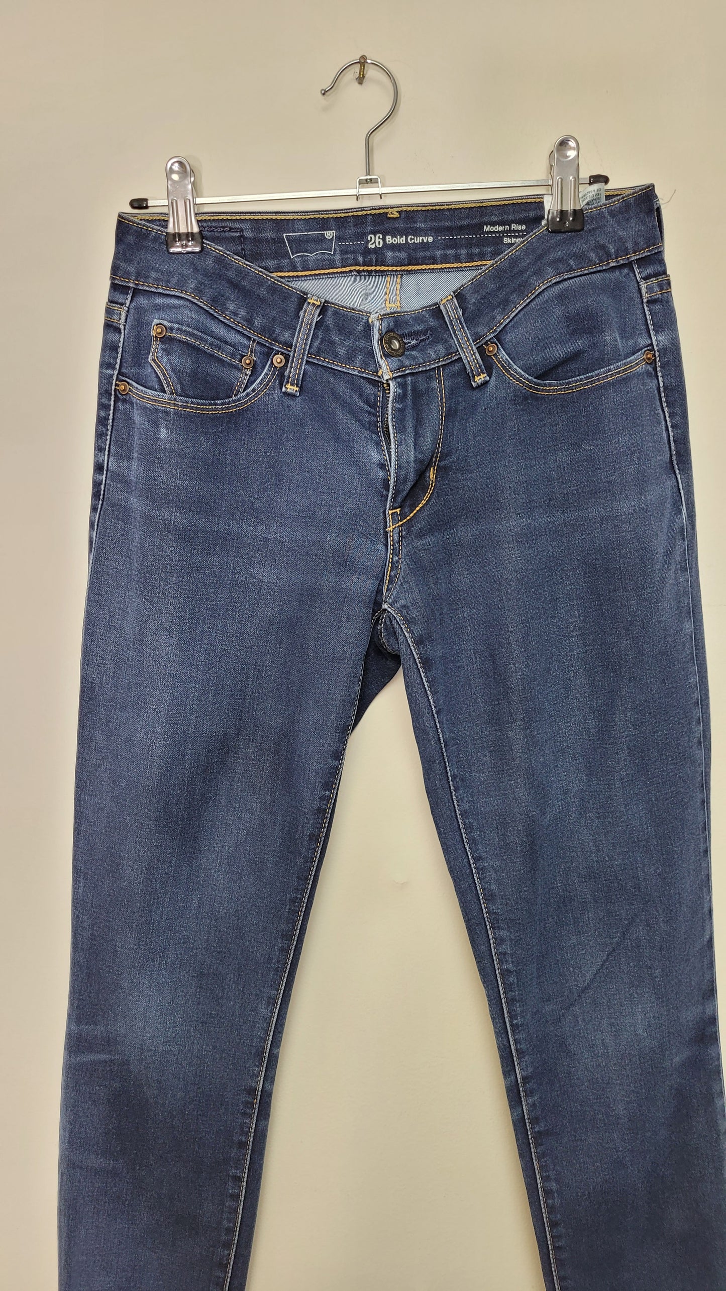 Stylish Levi's Skinny Jeans - Size 26