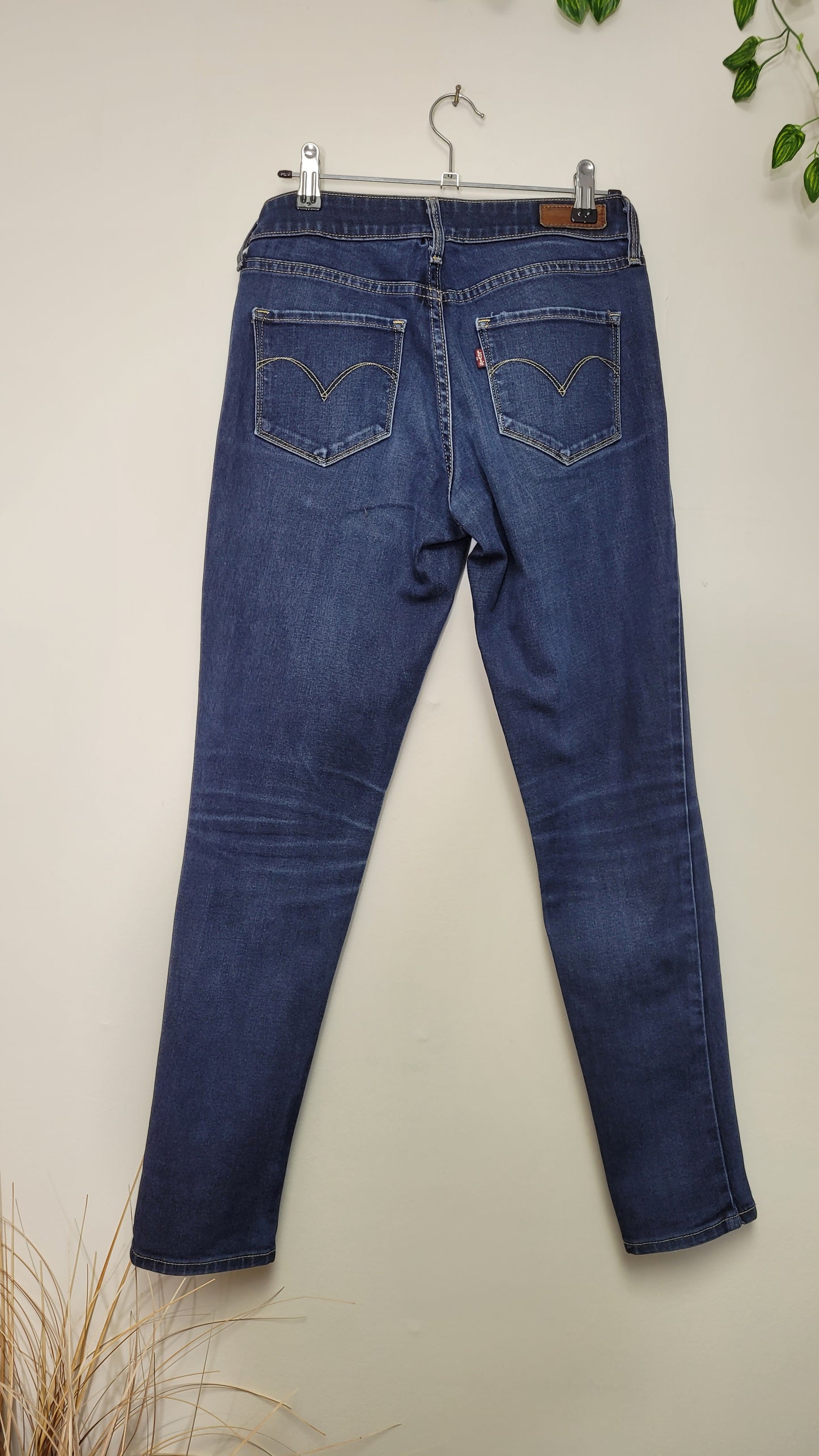 Stylish Levi's Skinny Jeans - Size 26