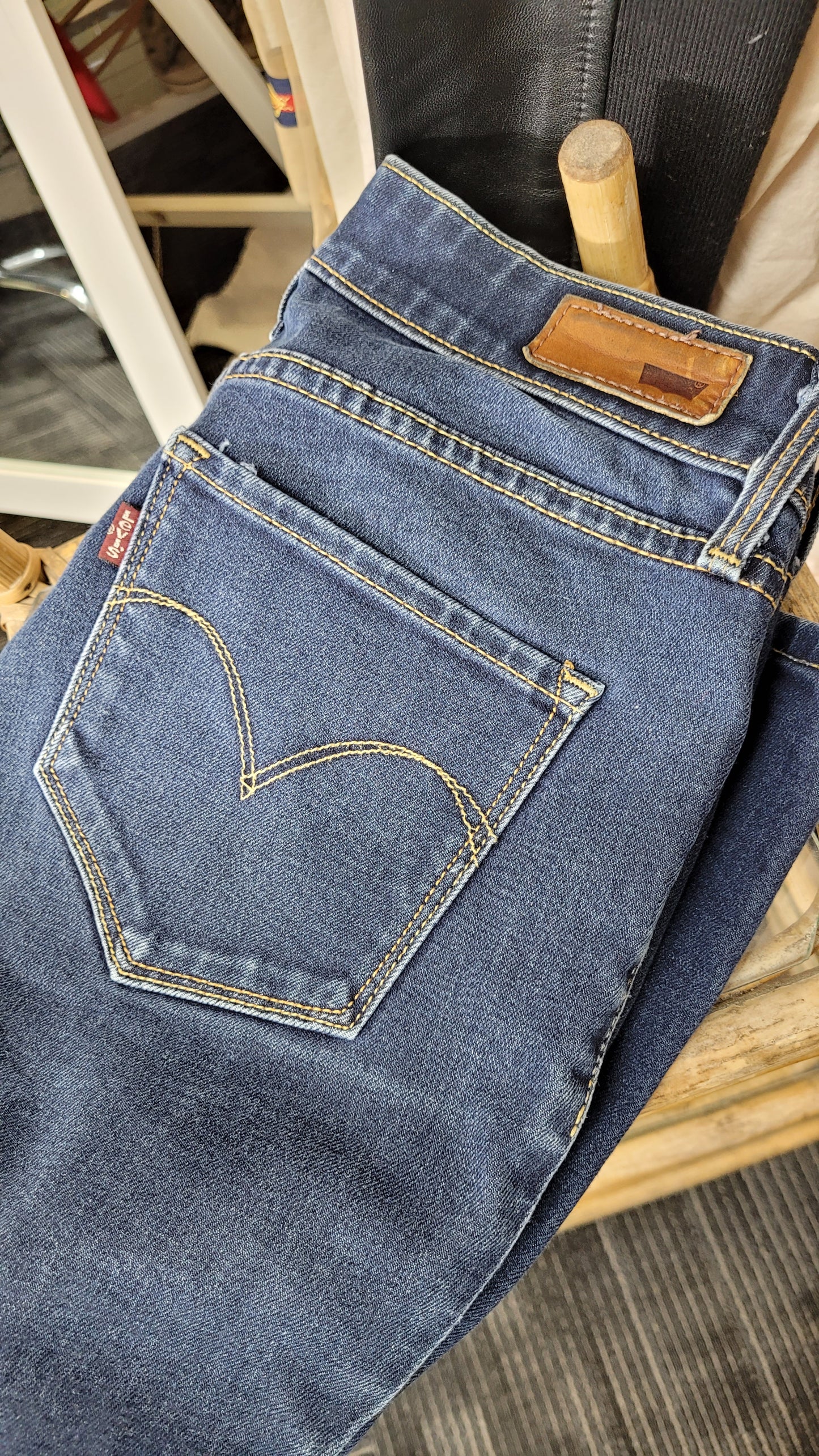 Stylish Levi's Skinny Jeans - Size 26