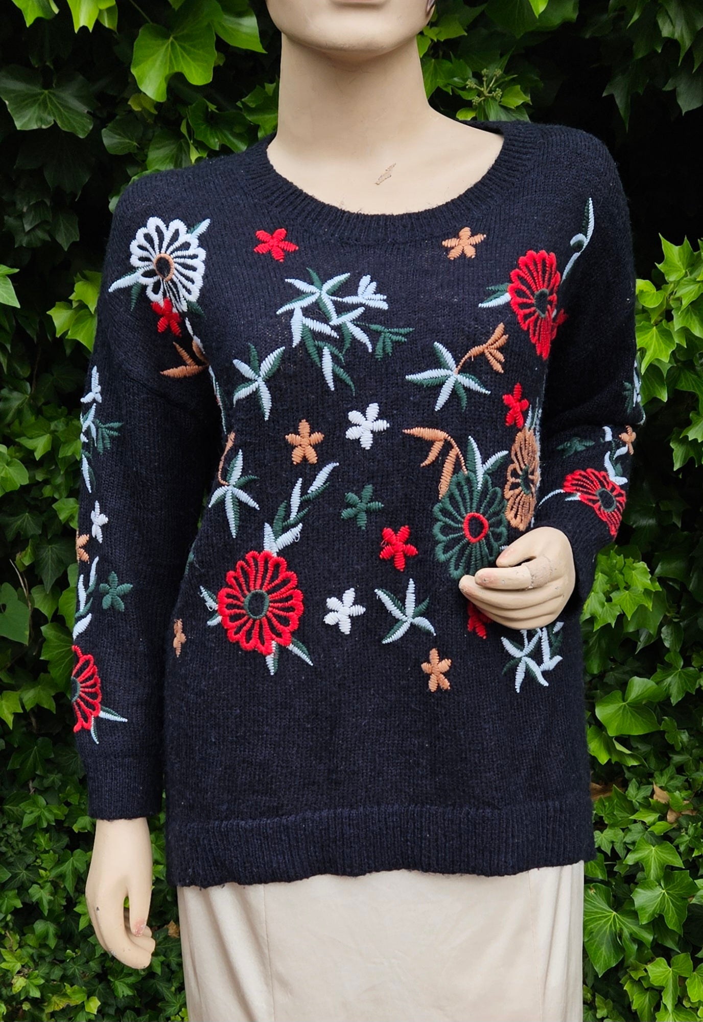 Preloved knit Floral Embroidered Jumper. Crewneck sweater