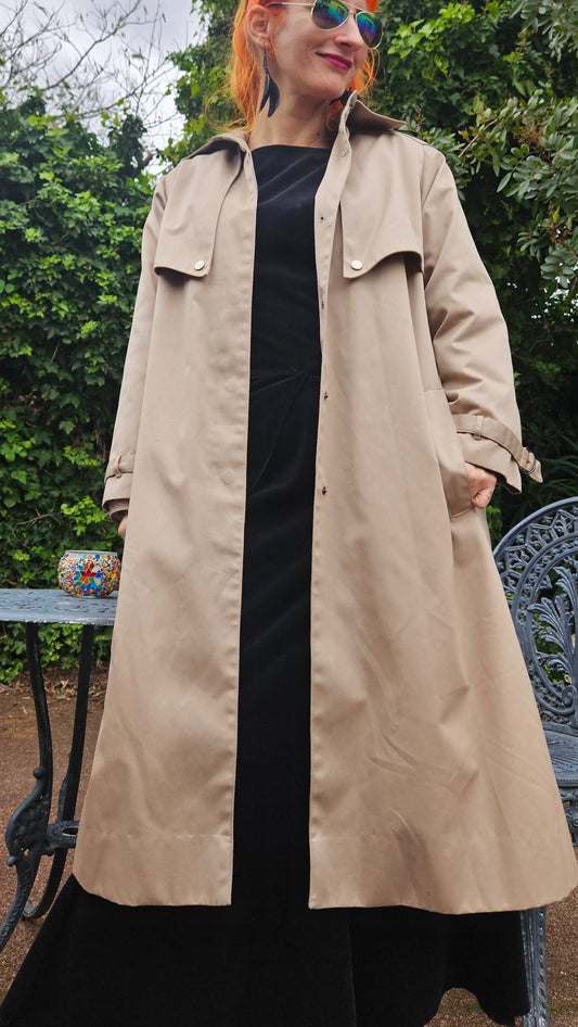 vintage trench coat preloved coniditon sizei 8 in Auckland