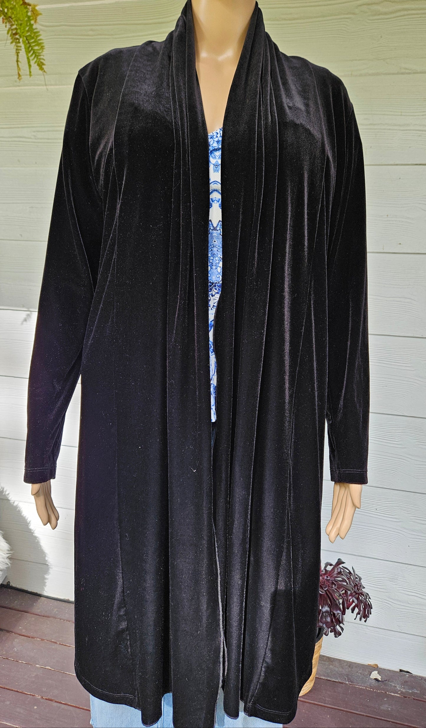 Black velvet coat in preloved condition made in new zealand size 10 available in auckland