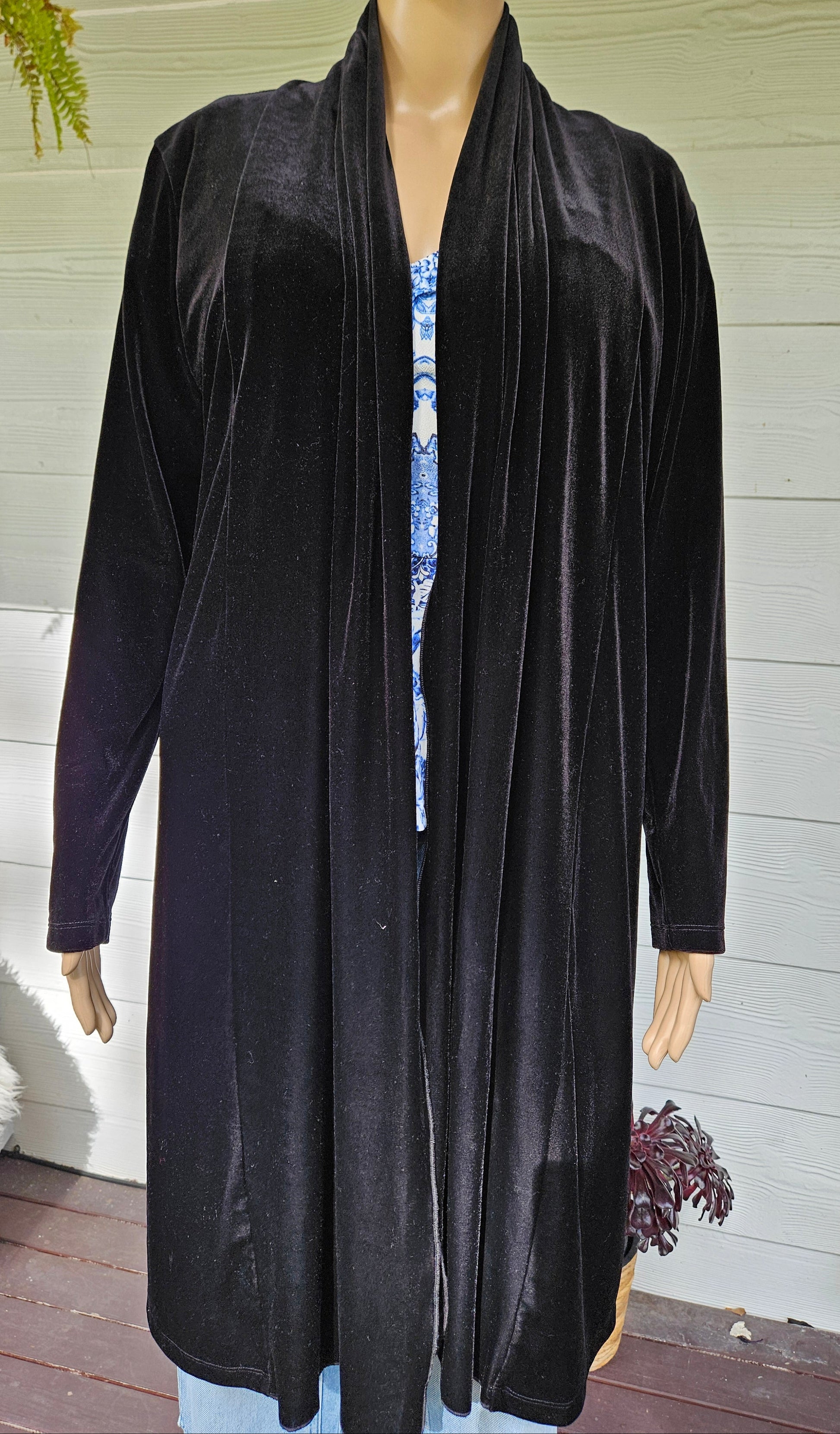 Black velvet coat in preloved condition made in new zealand size 10 available in auckland