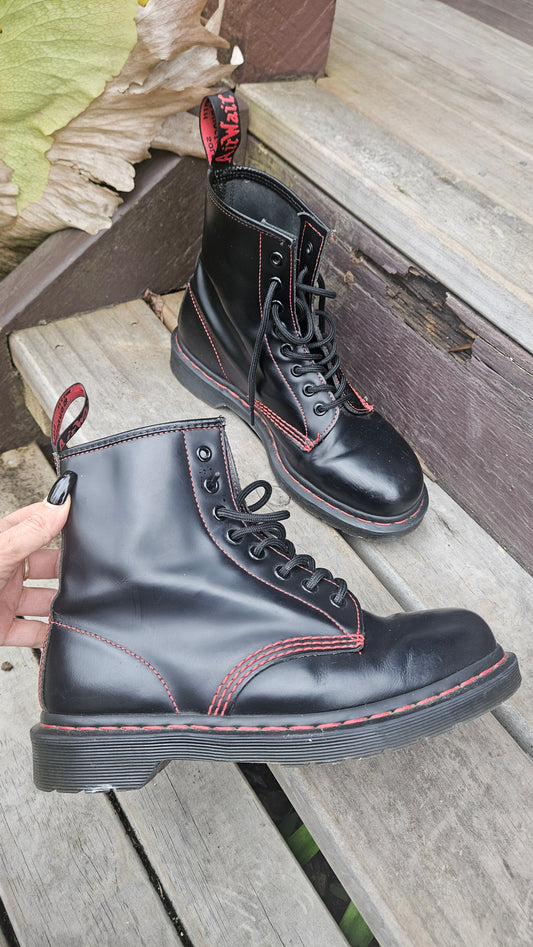 Black leather boots with red laces Dr Martens Boots 1460 Contrast Stitch Smooth – Leather Size 7uk (41 Eur)