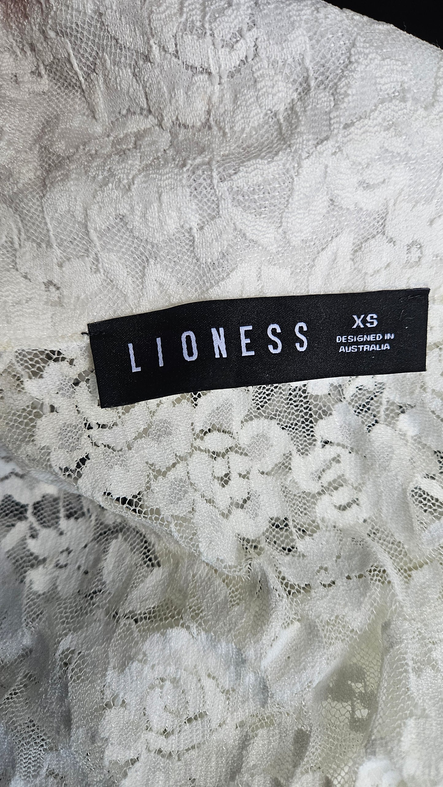 Lovely Lioness White Floral Lace Long Sleeve Polo Top – Size XS. Long sleeves Top