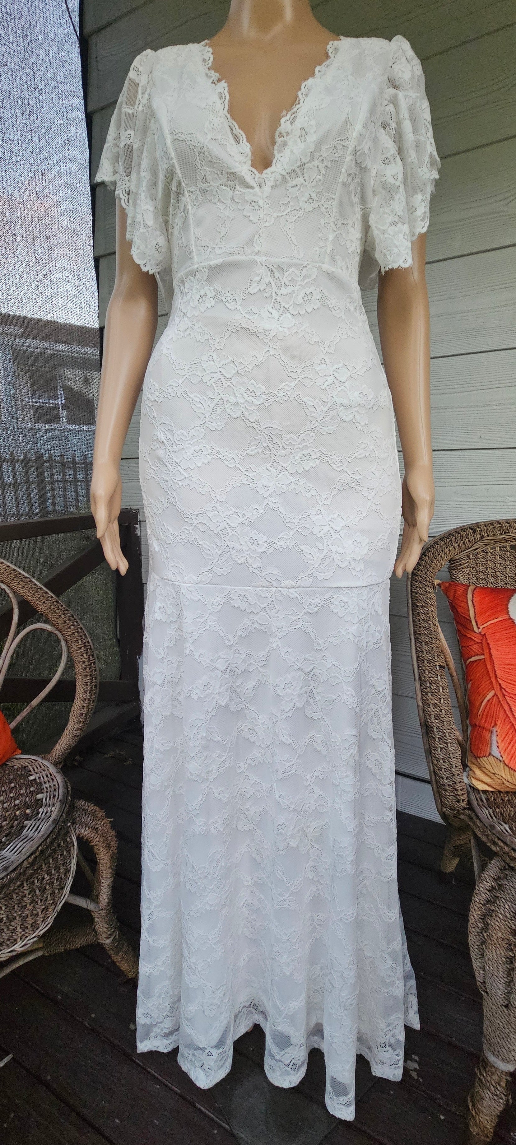 White lace dress wedding preloved wedding dress. Good used condition available online at paothrift.co.nz or purchasing in person in auckland