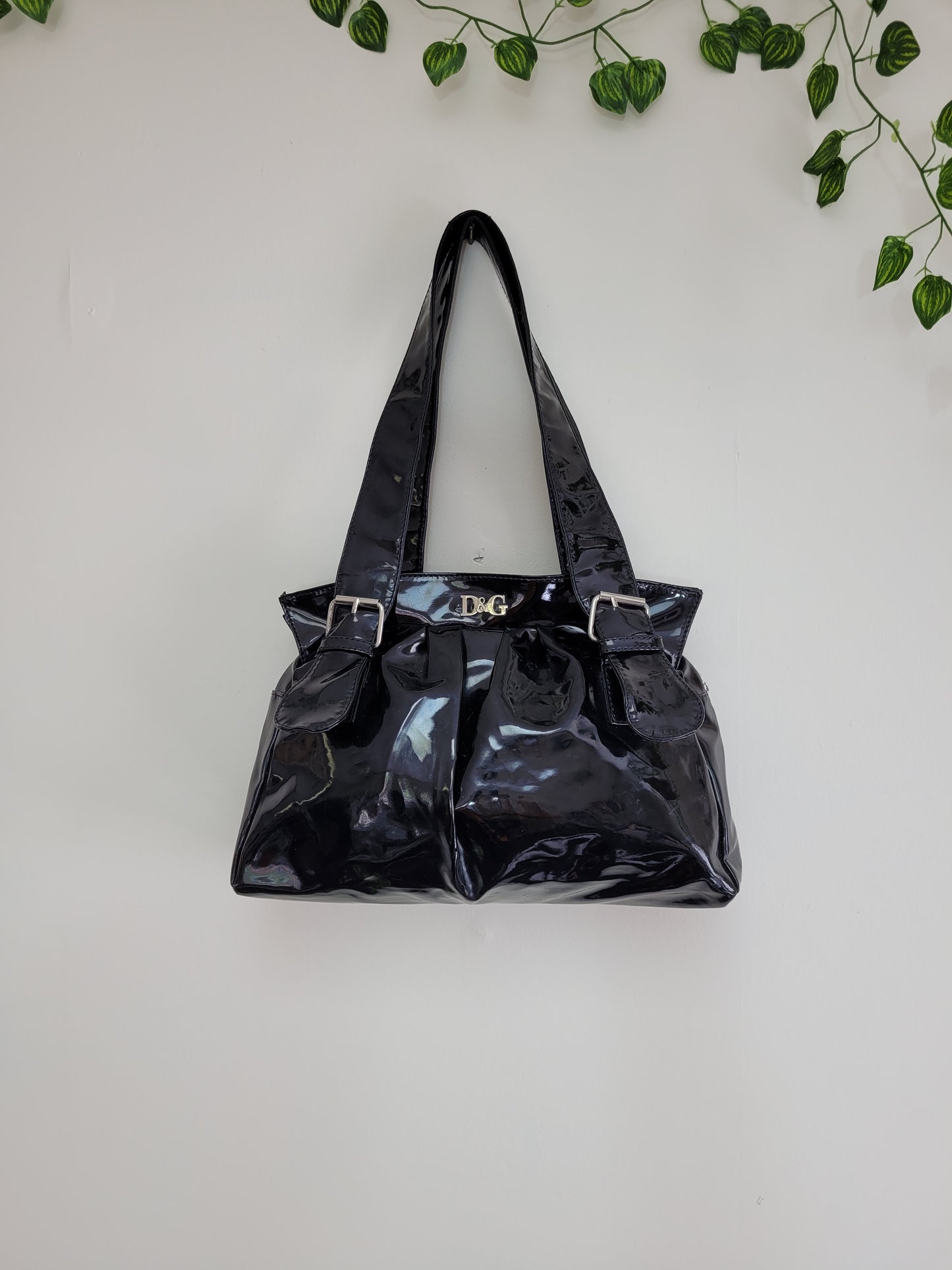 Timeless Retro Elegance: Patent Black Hand Bag