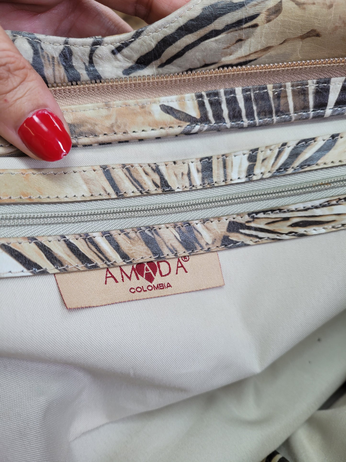 Sweet Deal: Genuine Amada Leather Colombian Bag - Super Light & Sud American Chic!